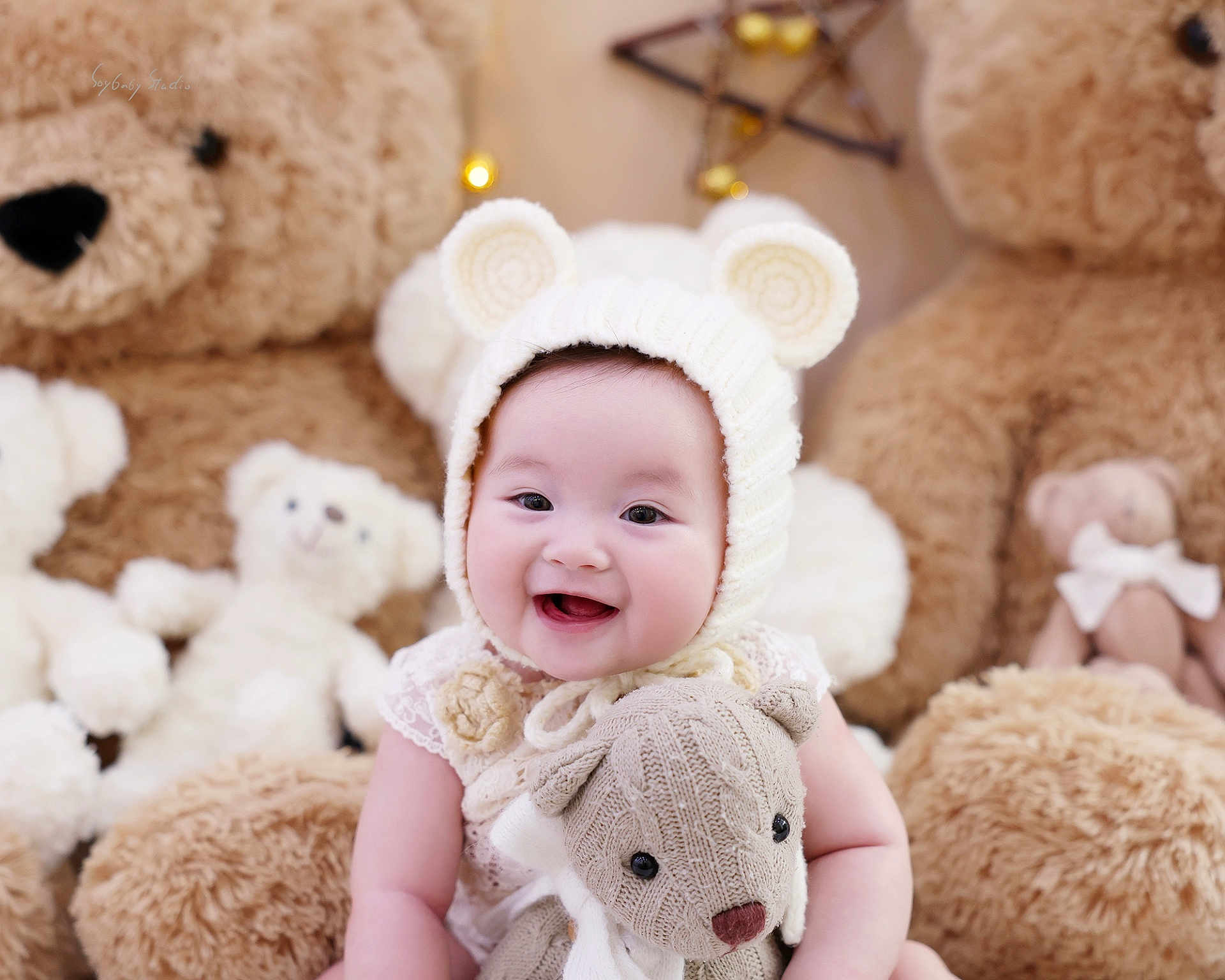 Freya is registered to the contest to win money with this photo: baby, smiling, knitted_hat, bear_ears, teddy_bear, plush_toys, soft_toys, cute, happy, child, indoors, portrait, toy, cuddly, warm, cozy, childhood, adorable, infant, playful
