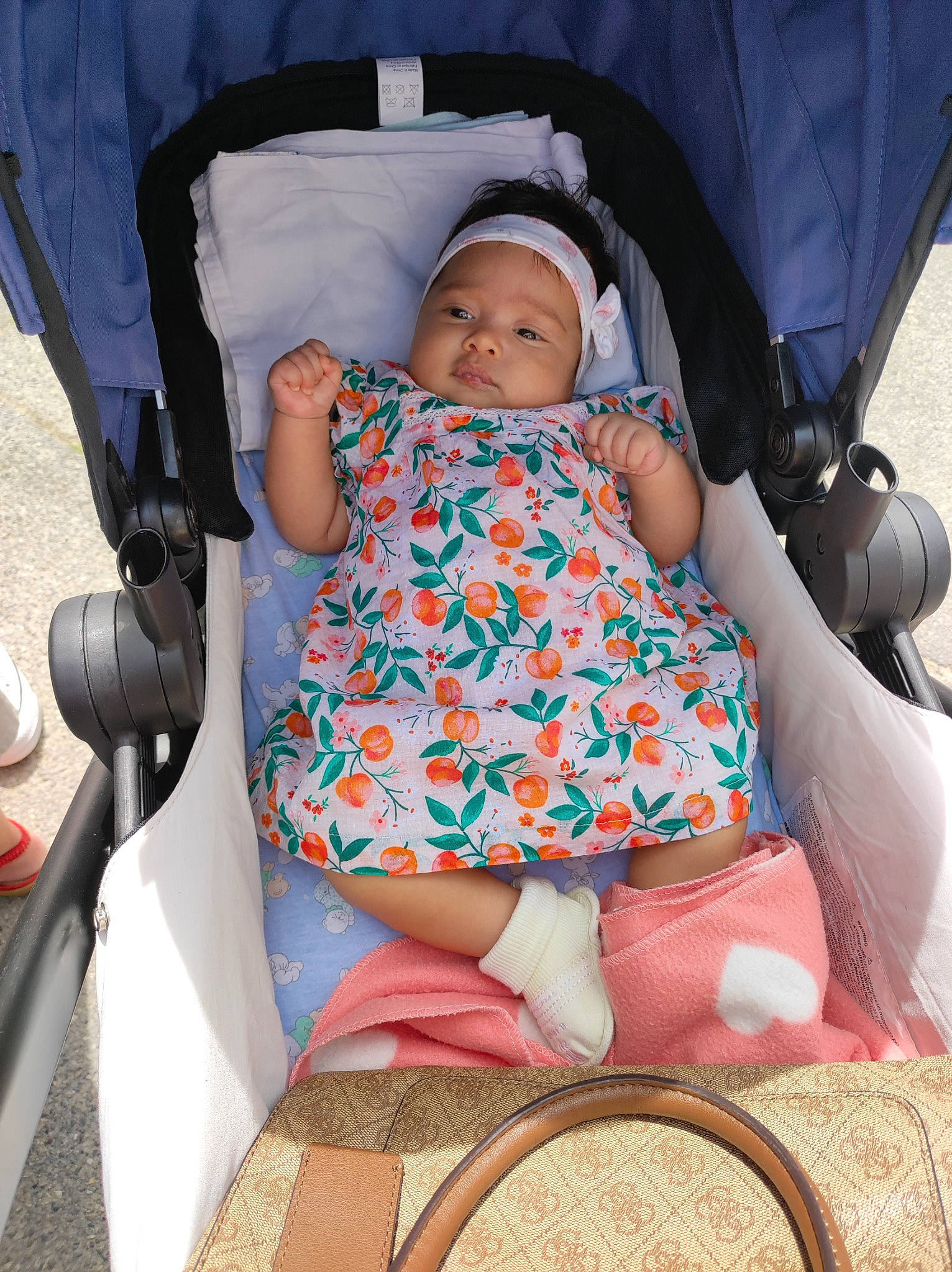 Cloé participe au concours pour gagner de l'argent avec cette photo : baby, baby_carriage, baby_products, baby_toddler_clothing, child, comfort, fun, headwear, human_body, human_leg, lap, leisure, mammal, mouth, person, photograph, product, sitting, skin, thigh