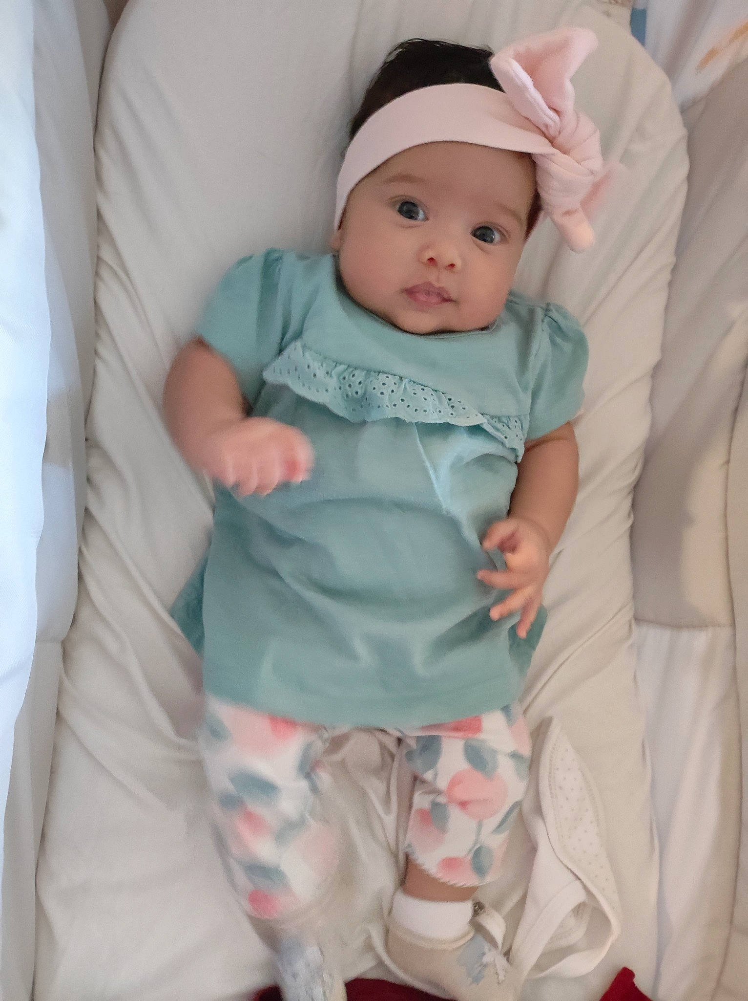 Cloé participe au concours pour gagner de l'argent avec cette photo : baby, baby_products, baby_safety, baby_toddler_clothing, cap, cheek, child, collar, comfort, eye, face, headwear, linens, pattern, person, room, sitting, skin, sleeve, sock