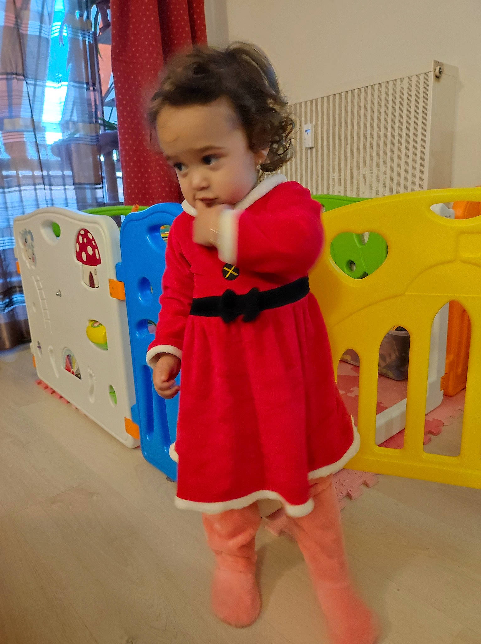 Cloé a rejoint le concours — aidez-le/la à gagner de superbes lots ! baby, baby_toddler_clothing, child, curtain, event, flooring, fun, magenta, pattern, person, play, room, sleeve, sock, toddler, wood