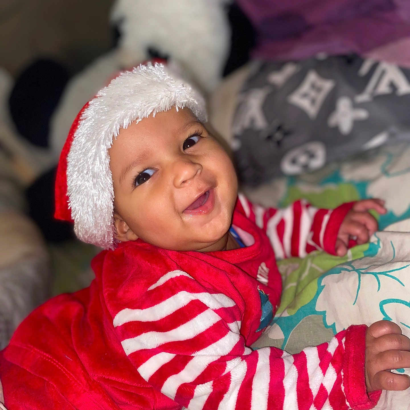 Kyran a rejoint le concours — aidez-le/la à gagner de superbes lots ! baby, babylaughing, bodypart, cap, clothing, coat, cushion, face, finger, hand, happy, hat, head, homedecor, hood, laughing, person, photography, portrait, smile