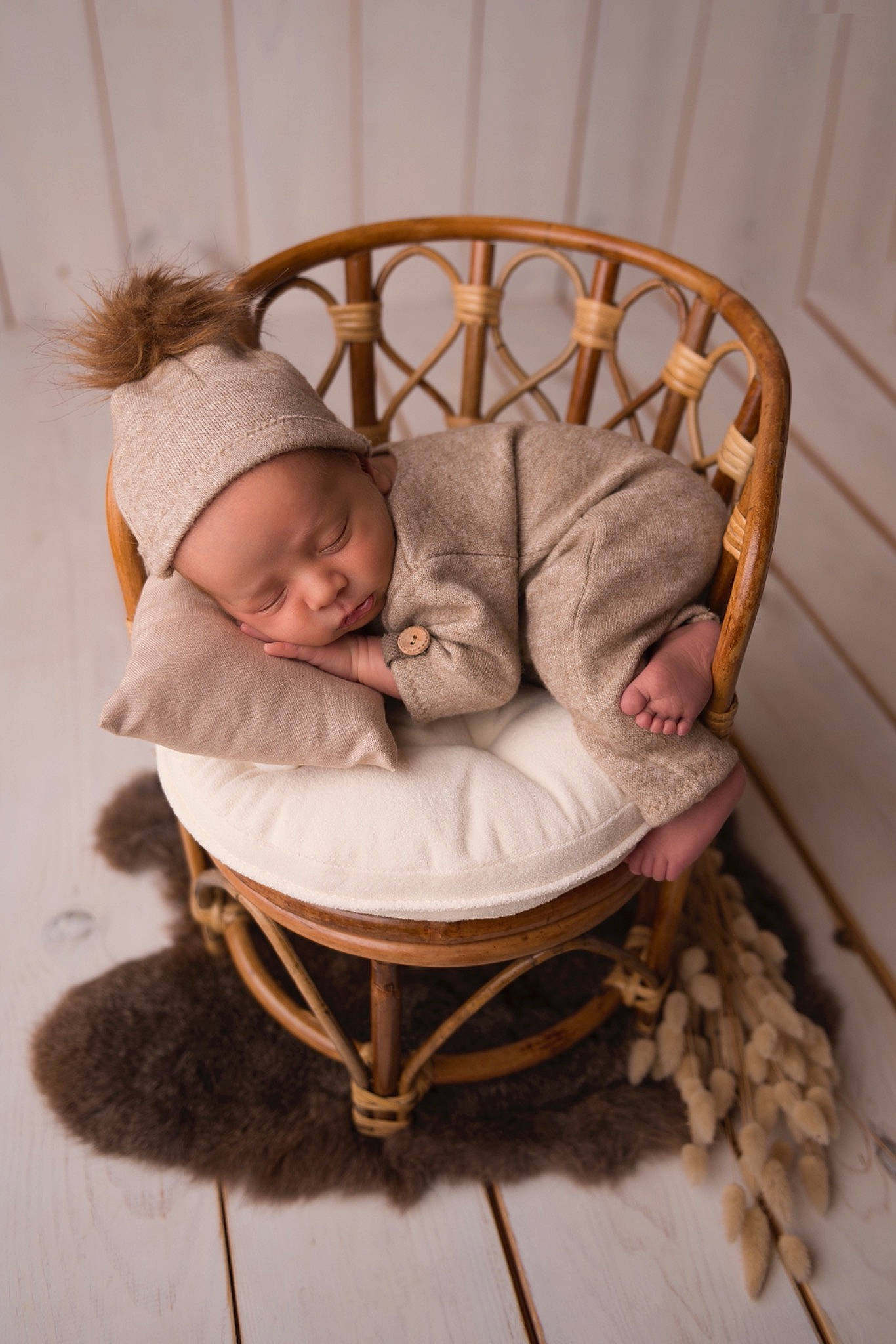 Bradley participe au concours pour gagner de l'argent avec cette photo : baby, baby_products, baby_sleeping, baby_toddler_clothing, beanie, bonnet, child, comfort, costume_accessory, fur, headband, headwear, natural_material, person, product, sitting, thread, toddler, winter, wool