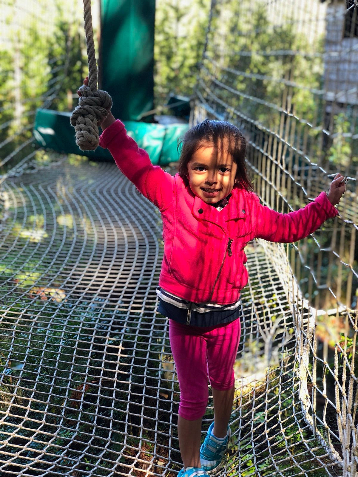 Lola a rejoint le concours — aidez-le/la à gagner de superbes lots ! chain_link_fencing, child, fun, happy, joy, leisure, magenta, net, people, person, photography, plant, play, recreation, smile, toddler, tree, vacation