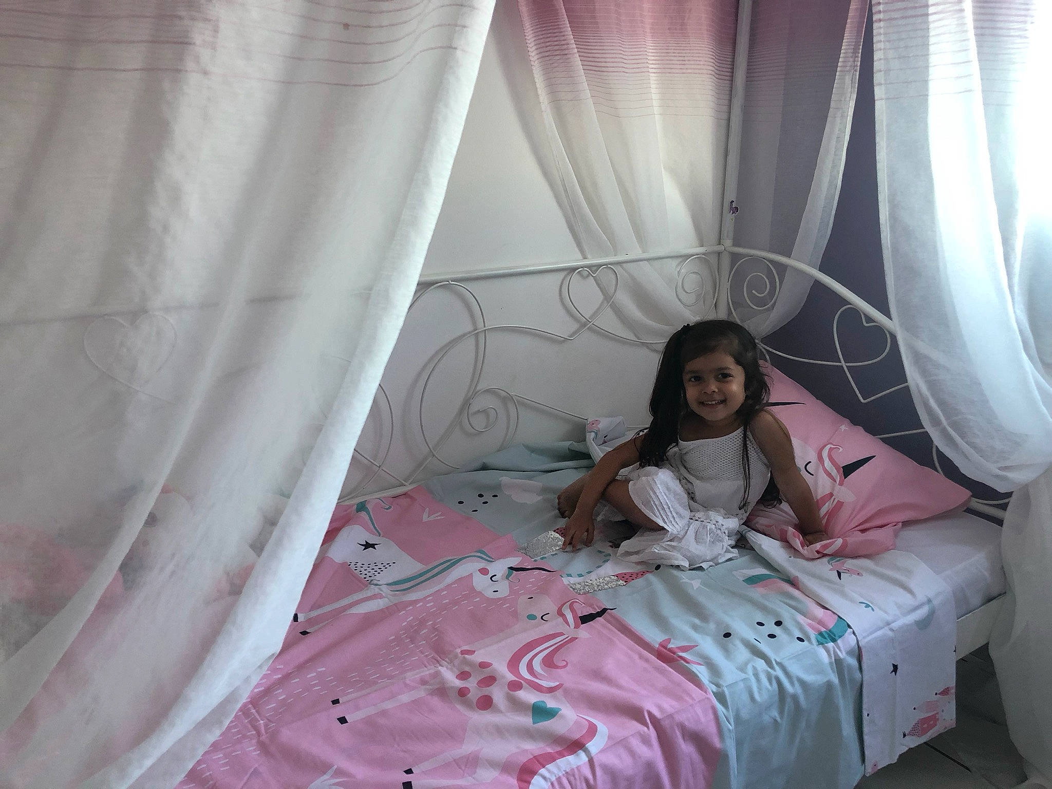 Lola a rejoint le concours — aidez-le/la à gagner de superbes lots ! bed, bed_frame, bed_sheet, bedding, bedroom, canopy_bed, comfort, curtain, furniture, interior_design, joy, linens, mattress, mosquito_net, person, pink, room, textile