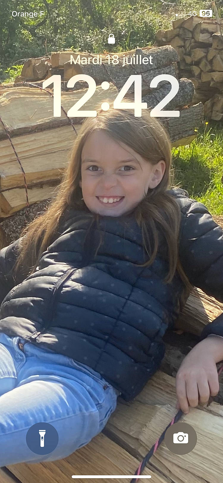 Lena participe au concours pour gagner de l'argent avec cette photo : blond, brown_hair, child, cool, electric_blue, facial_expression, fun, grass, hair, hairstyle, happy, head, joy, leisure, long_hair, person, plant, sitting, skin, smile