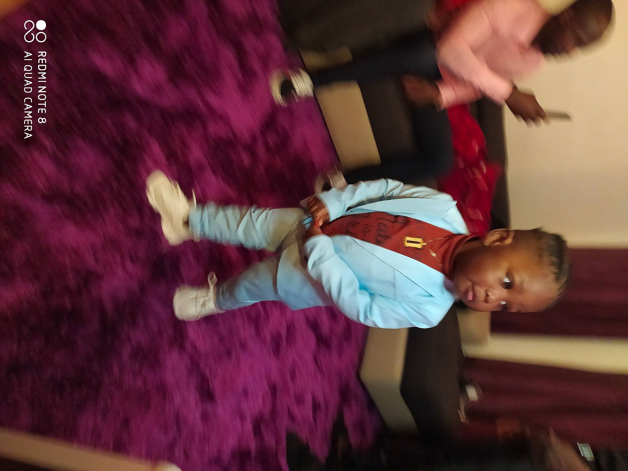 Tayron a rejoint le concours — aidez-le/la à gagner de superbes lots ! baby, baby_toddler_clothing, child, elbow, event, flooring, fun, happy, hat, leisure, magenta, performance, person, play, product, purple, room, sitting, toddler, wood