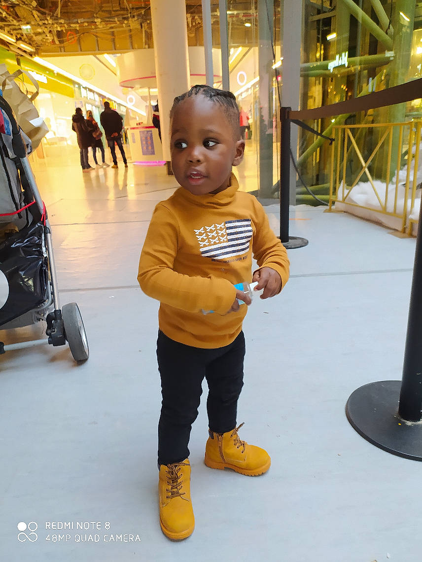 Tayron participe au concours pour gagner de l'argent avec cette photo : baby, bag, child, design, floor, flooring, fun, leisure, luggage_and_bags, person, recreation, shoe, skin, sneakers, standing, tire, toddler, travel, wheel, wood