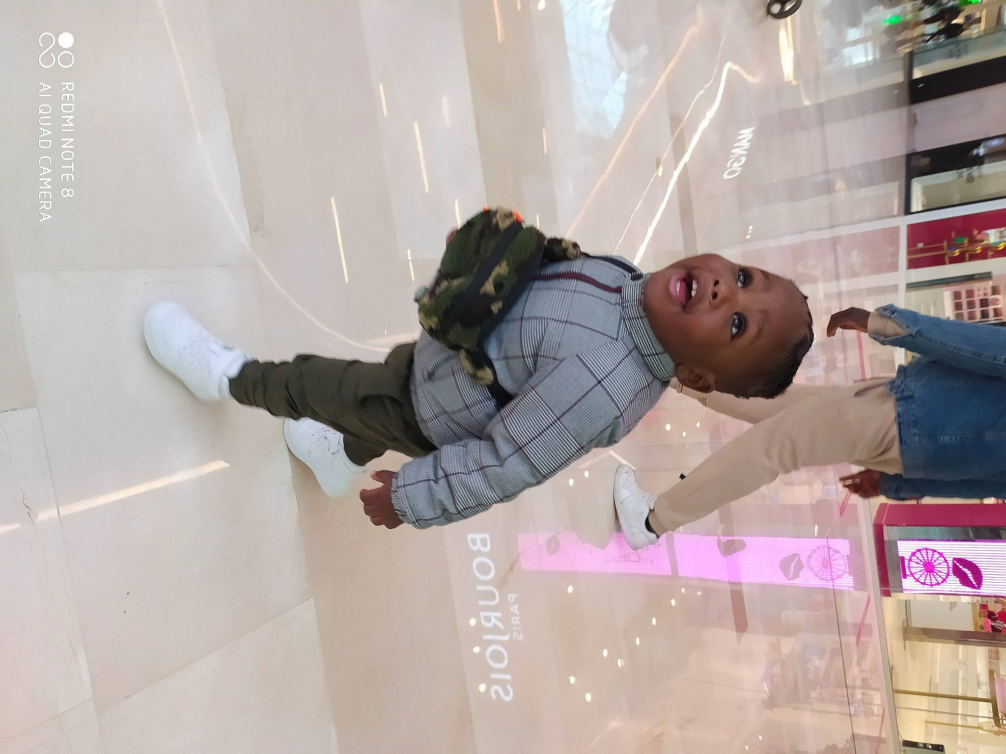 Tayron a rejoint le concours — aidez-le/la à gagner de superbes lots ! building, child, flooring, font, fun, magenta, pattern, person, plaster, room, space, toddler, visual_arts