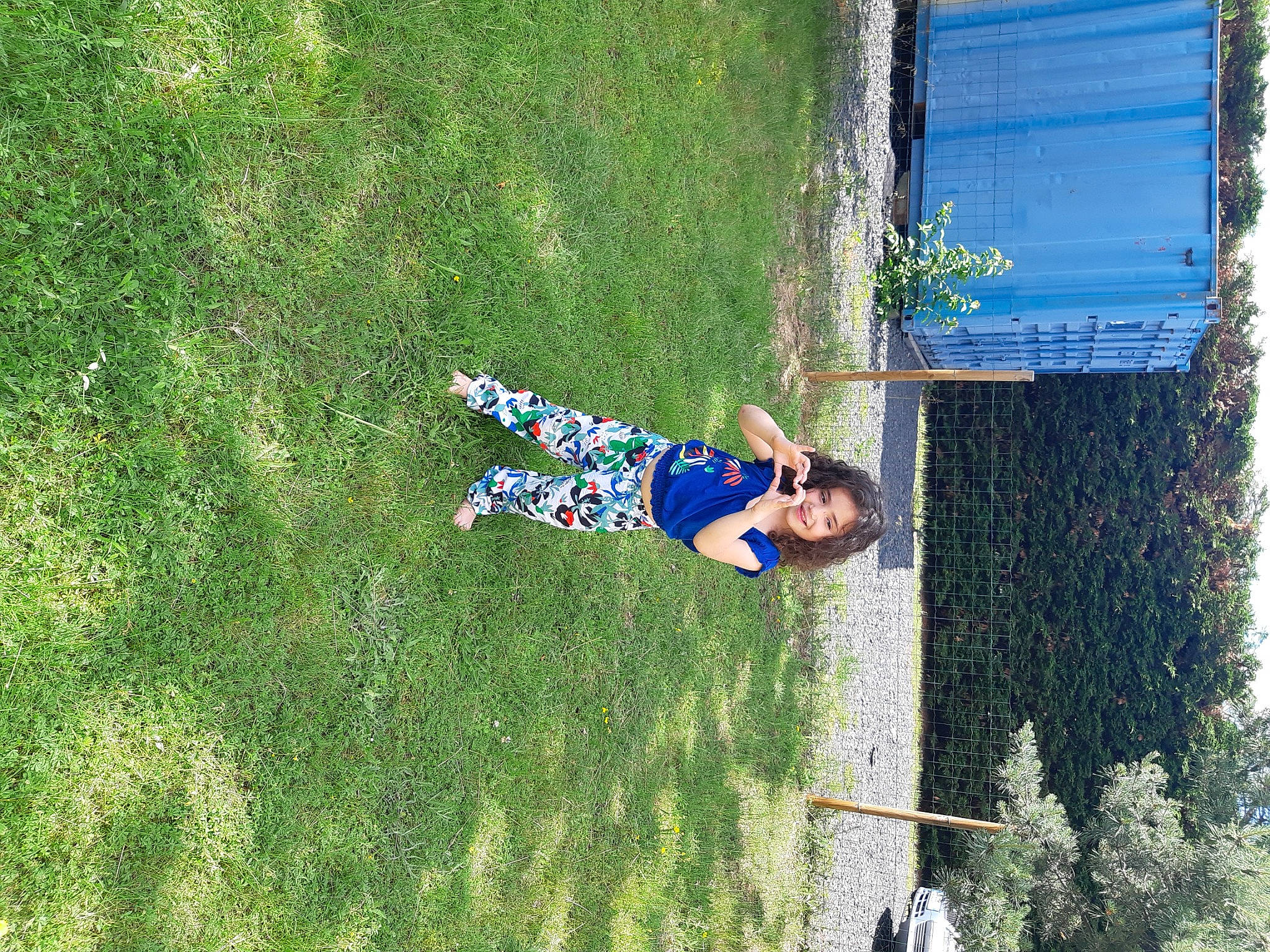 Lina participe au concours pour gagner de l'argent avec cette photo : backyard, electric_blue, fun, garden, grass, grassland, joy, landscape, lawn, leisure, people_in_nature, person, plant, recreation, shadow, shrub, toddler, tree, water, yard