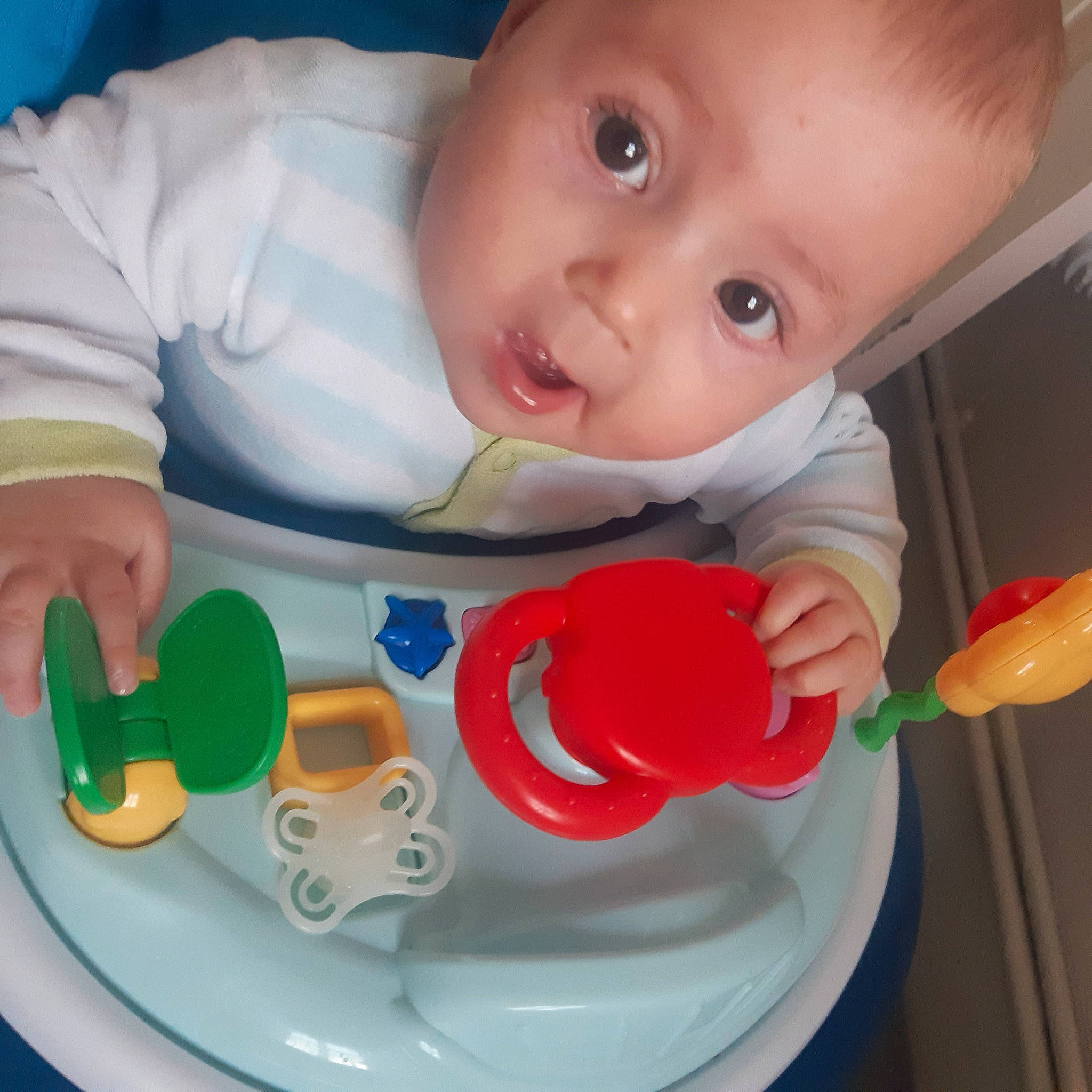 Imran participe au concours pour gagner de l'argent avec cette photo : baby, baby_food, baby_playing_with_toys, baby_products, baby_safety, baby_toddler_clothing, baby_toys, child, circle, comfort_food, cup, dishware, drinkware, fun, person, plastic, play, product, serveware, surprise