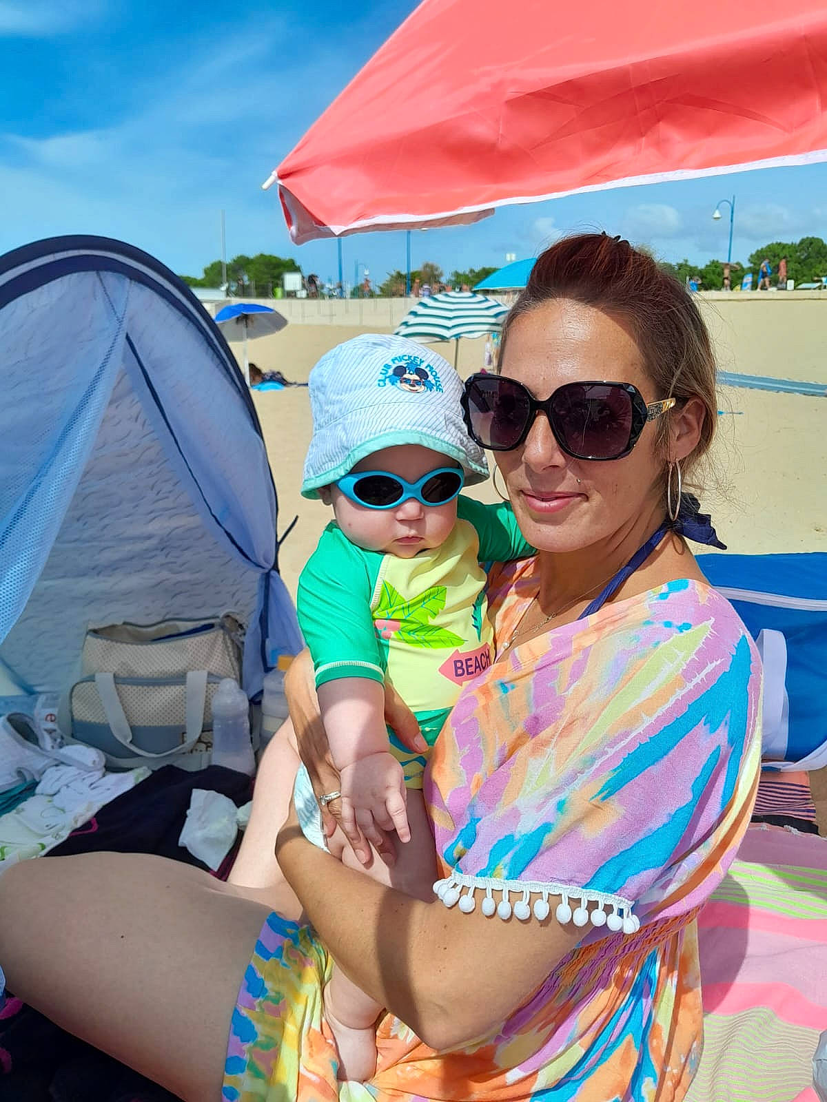 Imran a rejoint le concours — aidez-le/la à gagner de superbes lots ! azure, blue, daytime, eyewear, fun, glasses, goggles, happy, headwear, joy, leisure, mammal, people, person, photograph, recreation, sky, summer, sunglasses, tent