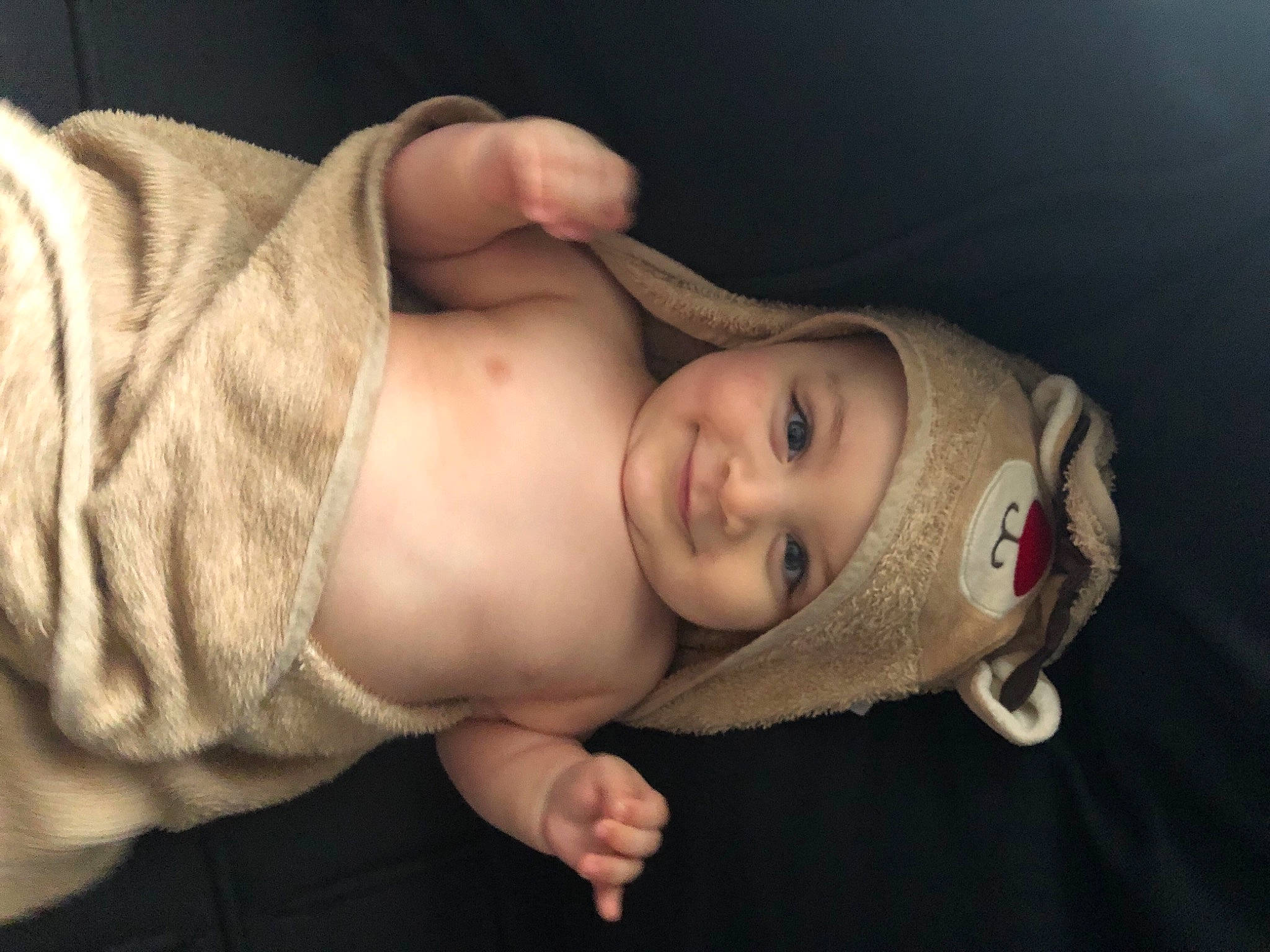 Yannis participe au concours pour gagner de l'argent avec cette photo : arm, cheek, chin, ear, eye, eyebrow, eyelash, face, flash_photography, gesture, glasses, hand, head, headwear, human_body, iris, joy, lip, mouth, nose