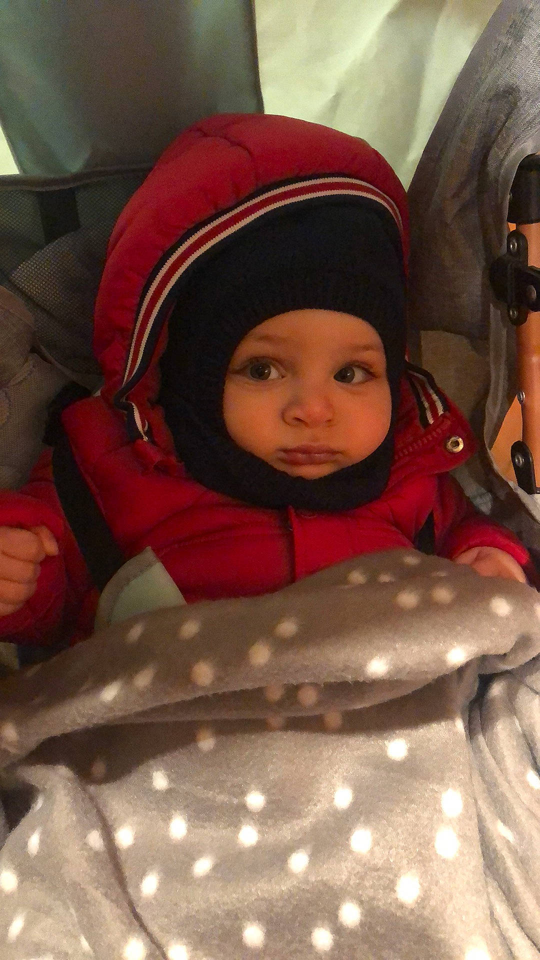 Yannis participe au concours pour gagner de l'argent avec cette photo : auto_part, baby, baby_carriage, baby_products, baby_safety, baby_toddler_clothing, car_seat, carmine, cheek, child, comfort, cool, face, fun, head, headwear, outerwear, pattern, person, personal_protective_equipment