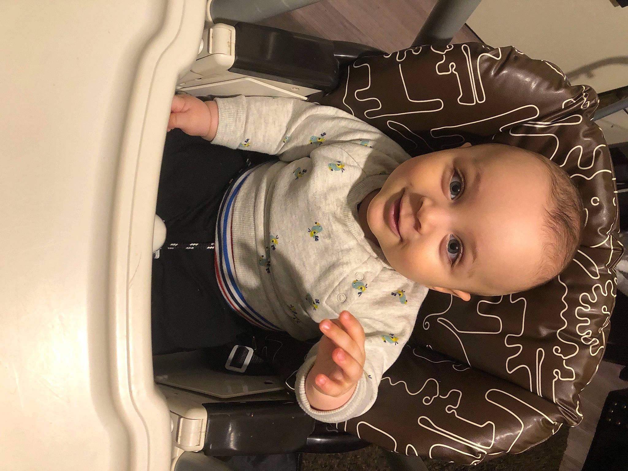 Yannis a rejoint le concours — aidez-le/la à gagner de superbes lots ! auto_part, automotive_lighting, automotive_wheel_system, baby, baby_products, baby_toddler_clothing, car_seat, cheek, child, comfort, fashion_accessory, flash_photography, fun, happy, hat, joy, motor_vehicle, mouth, person, smile