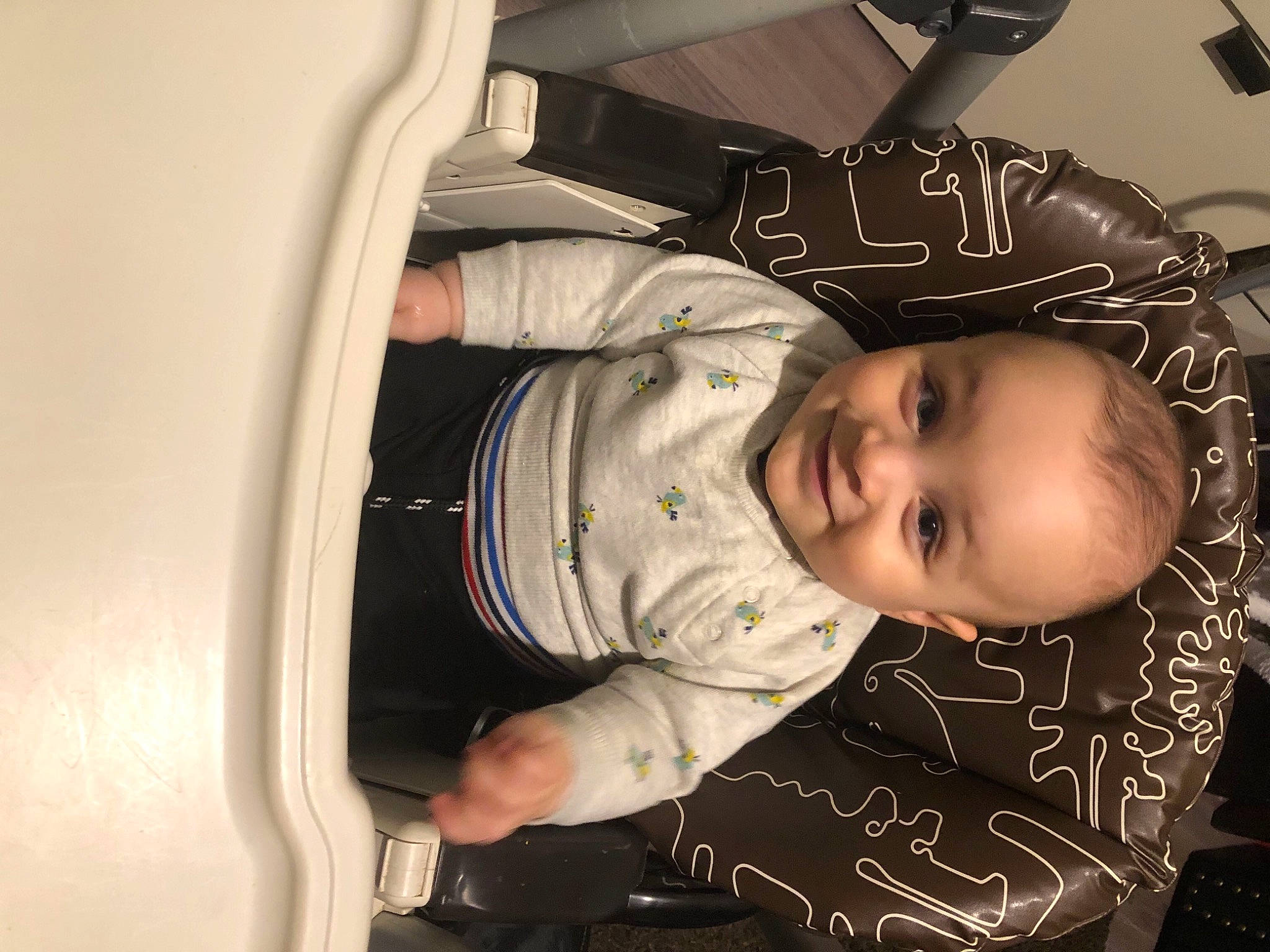 Yannis participe au concours pour gagner de l'argent avec cette photo : auto_part, baby, baby_toddler_clothing, child, comfort, cool, door, face, flash_photography, fun, happy, hat, head, joy, pattern, person, room, sleeve, smile, t_shirt