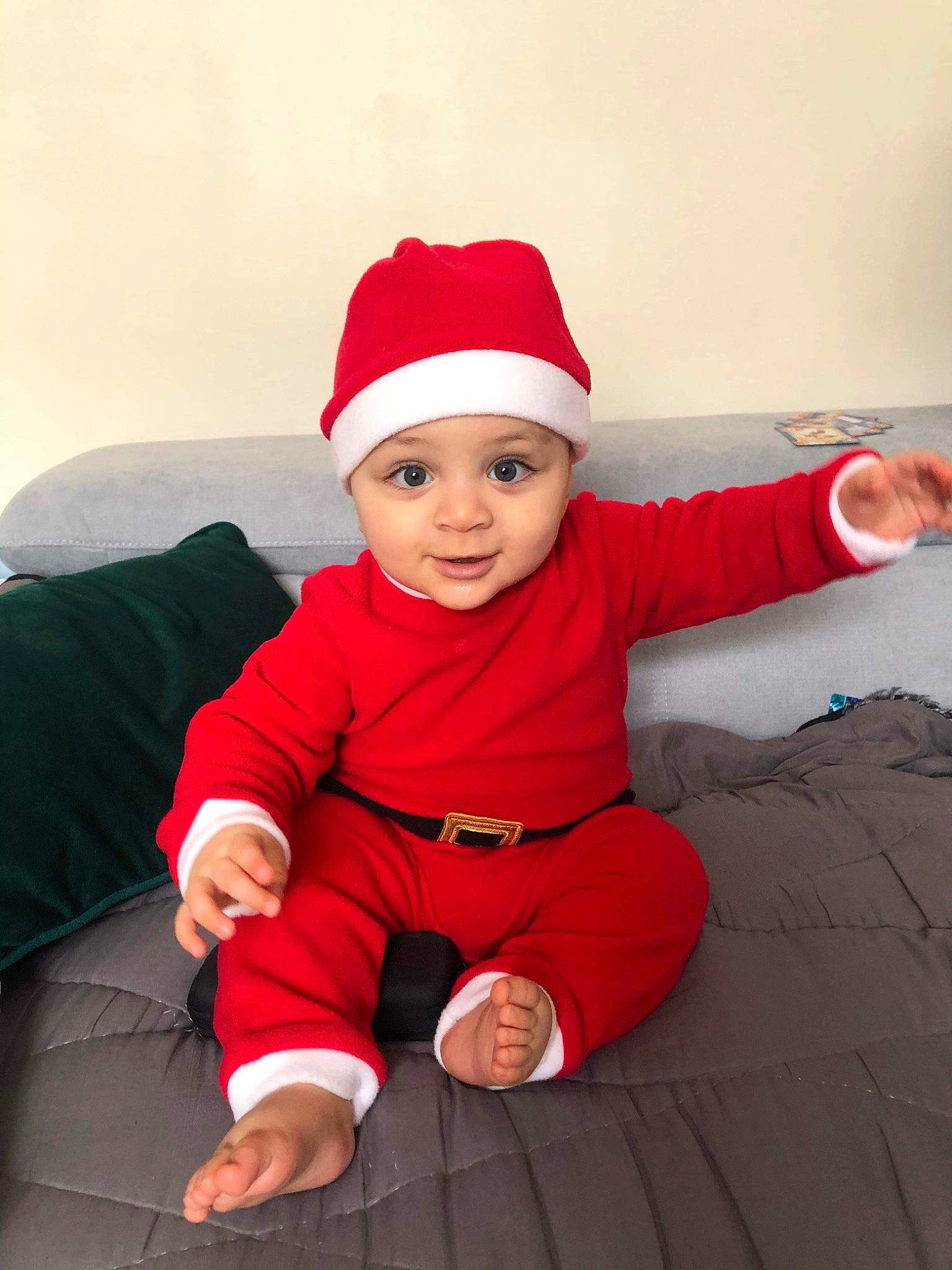 Yannis a rejoint le concours — aidez-le/la à gagner de superbes lots ! baby, baby_toddler_clothing, cap, christmas, comfort, costume_hat, event, face, fictional_character, flash_photography, happy, hat, headwear, leg, magenta, person, red, sleeve, smile, toddler