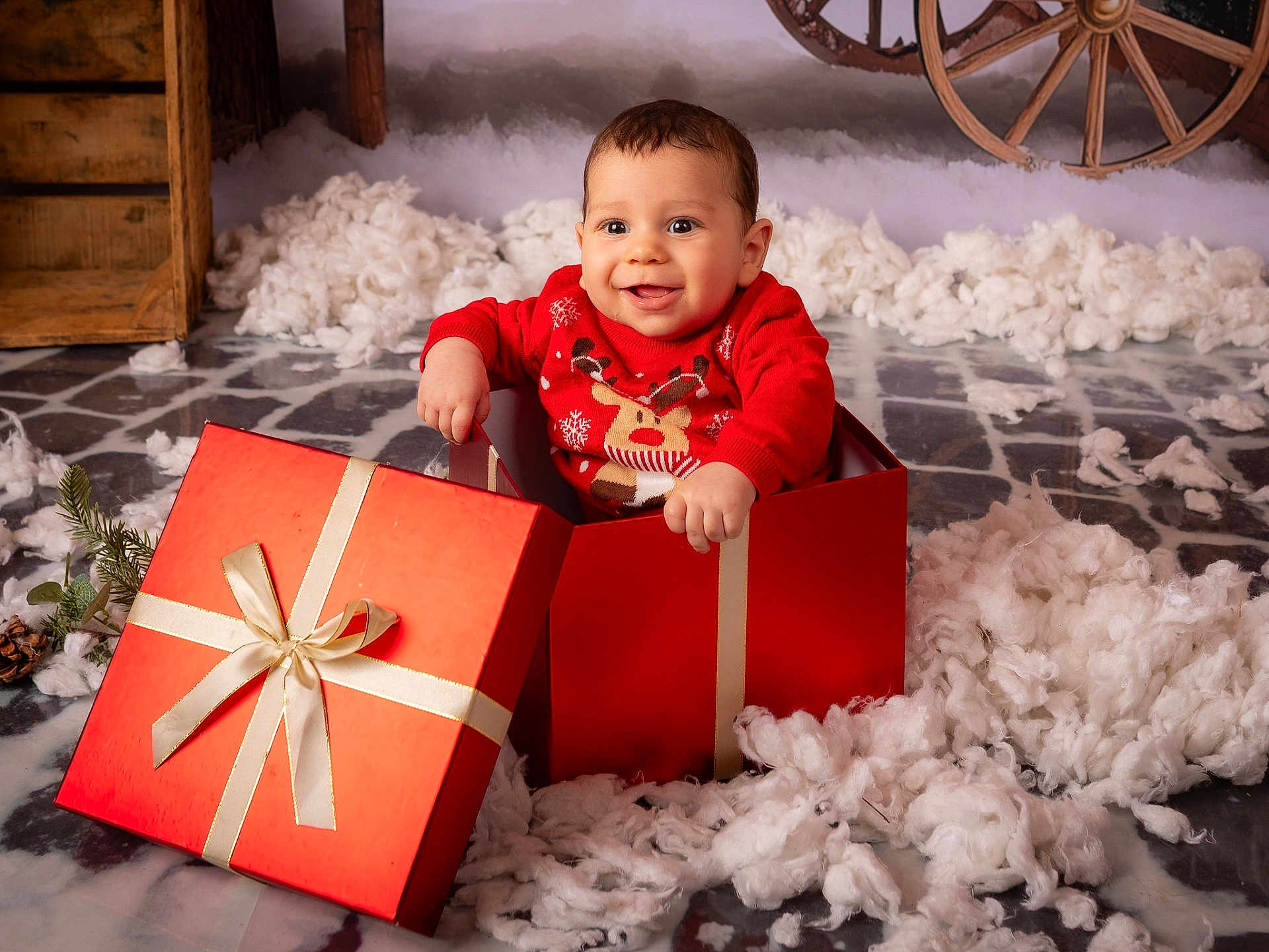 Marco participe au concours pour gagner de l'argent avec cette photo : baby, child, red_sweater, gift_box, holiday_theme, reindeer_design, smiling, cotton_snow, festive, indoor, wooden_crate, wagon_wheel, floor, happy, cute, portrait, seasonal, christmas, present, celebration