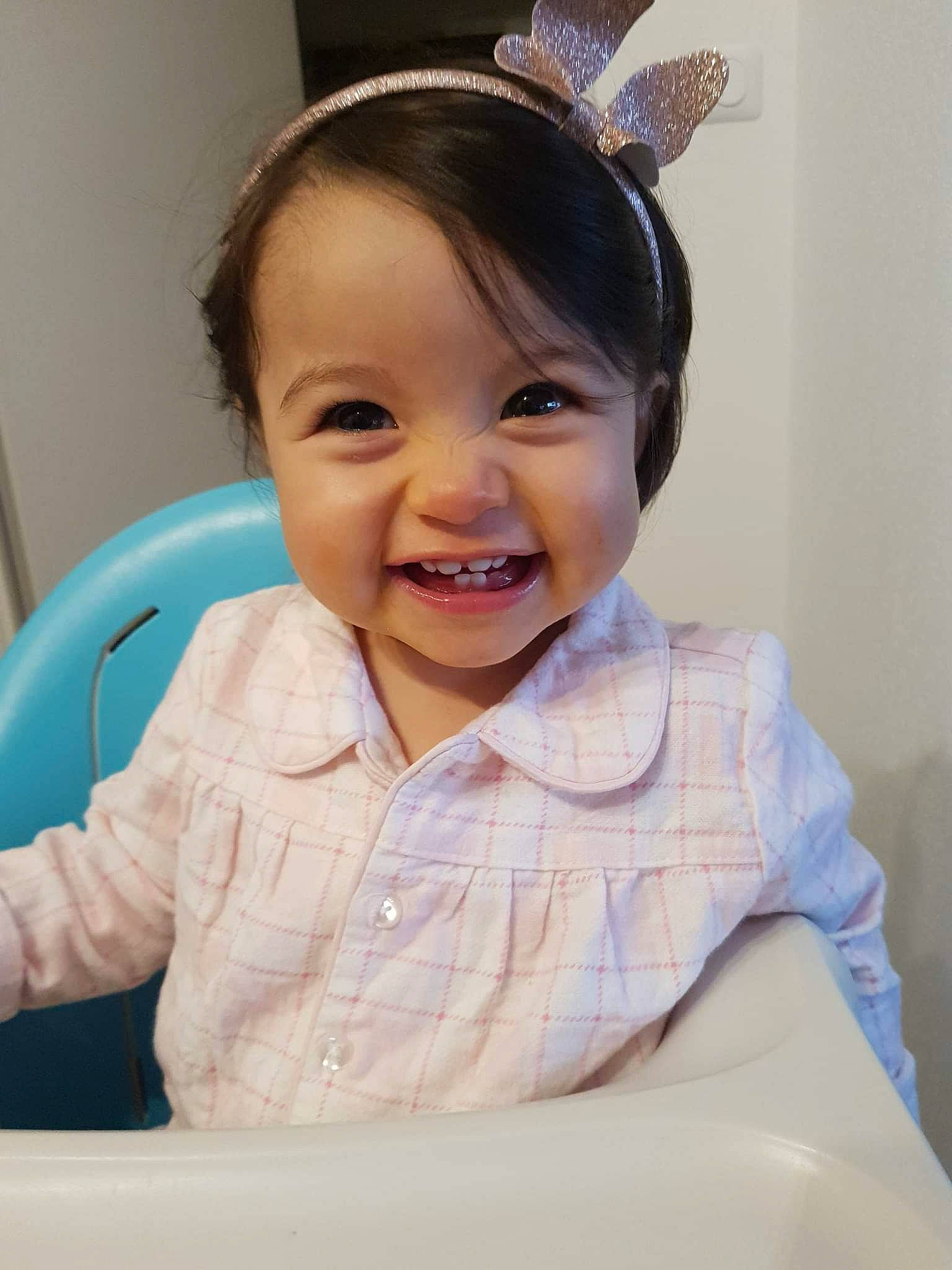 Mélya a rejoint le concours — aidez-le/la à gagner de superbes lots ! arm, baby, baby_toddler_clothing, cheek, comfort, dress, ear, eye, eyelash, happy, head, headband, headpiece, human_body, iris, jewellery, joy, person, skin, sleeve