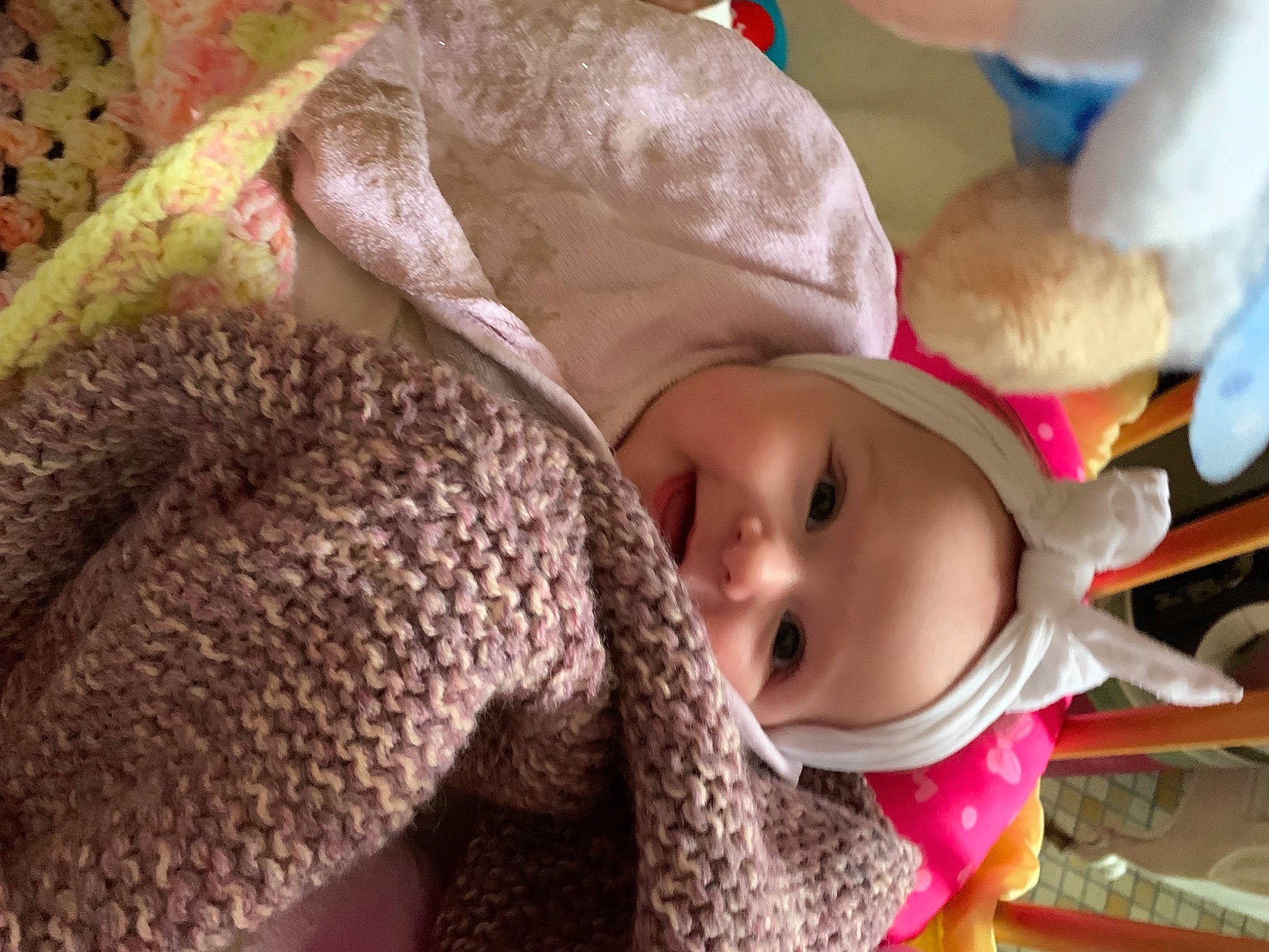 Alix participe au concours pour gagner de l'argent avec cette photo : baby, baby_products, cap, child, comfort, fur, happy, hat, headwear, knit_cap, linens, pattern, person, skin, smile, sun_hat, textile, toddler, tree, wood