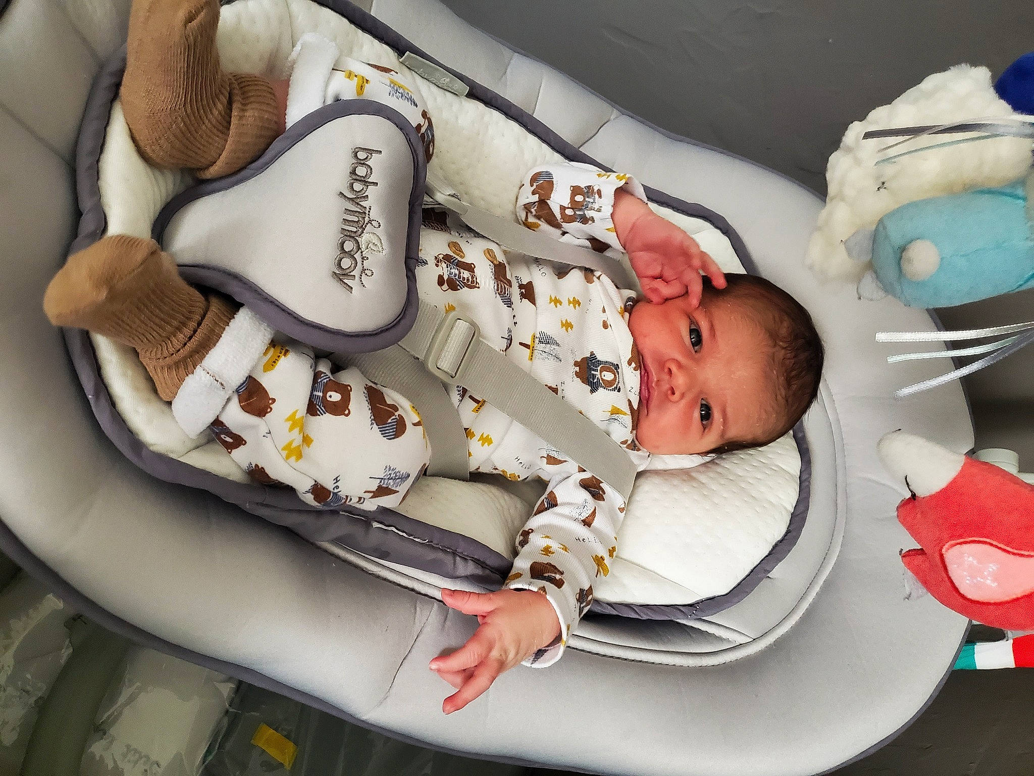 Jessim participe au concours pour gagner de l'argent avec cette photo : baby, baby_products, baby_safety, baby_sleeping, baby_toddler_clothing, carmine, child, comfort, hat, health_care, linens, person, product, room, service, smile, toddler, white