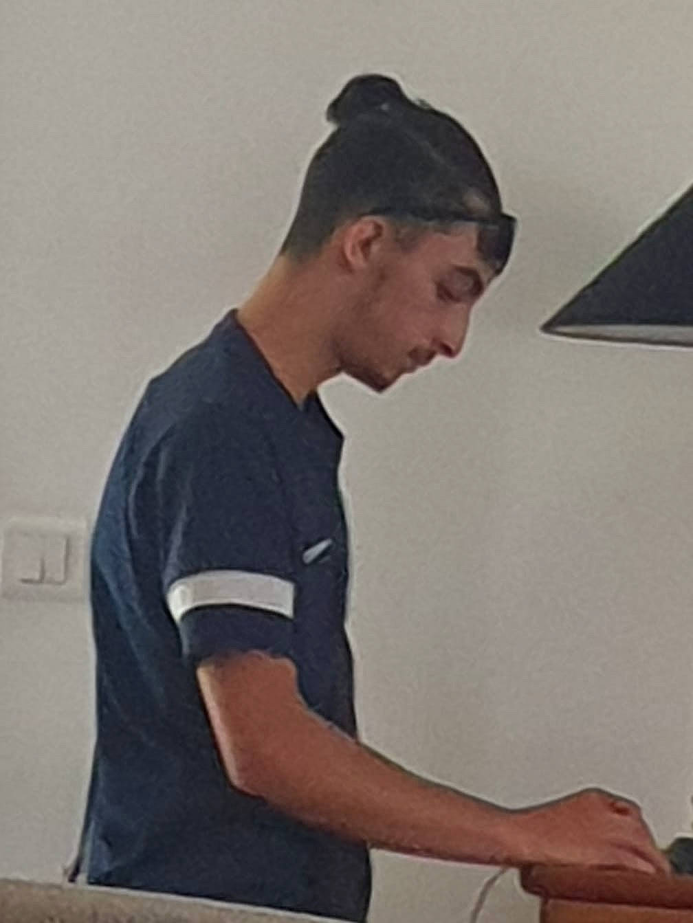 Jessim a rejoint le concours — aidez-le/la à gagner de superbes lots ! active_shirt, baseball_cap, cap, cooking, elbow, facial_hair, gesture, job, knee, office_supplies, person, room, sitting, sleeve, t_shirt, top, white_collar_worker, wood, wrist