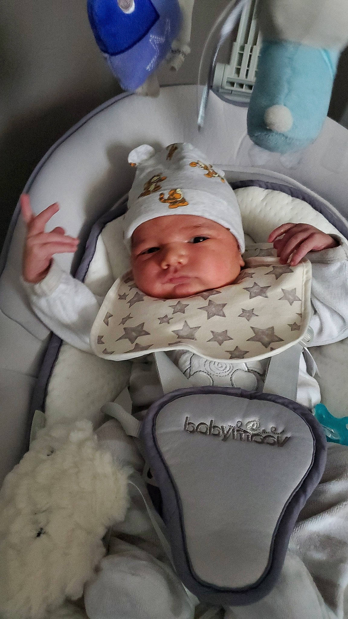 Jessim a rejoint le concours — aidez-le/la à gagner de superbes lots ! baby, baby_carriage, baby_in_car_seat, baby_products, baby_safety, baby_sleeping, baby_toddler_clothing, car_seat, cheek, child, comfort, headwear, laundry_room, linens, person, personal_protective_equipment, service, sitting, skin, toddler