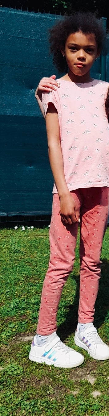 Kélya a rejoint le concours — aidez-le/la à gagner de superbes lots ! carmine, child, denim, fashion_accessory, fun, grass, human_leg, knee, magenta, pattern, peach, people_in_nature, person, pocket, rain_boot, recreation, sleeve, sportswear, thigh, waist