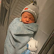 Angelo a rejoint le concours — aidez-le/la à gagner de superbes lots ! newborn, baby, blanket, hat, teddy_bear, plush_toy, sleeping, hospital, bassinet, cute, soft, child, infant, wrapped, cozy, peaceful, portrait, indoors, wearing, resting