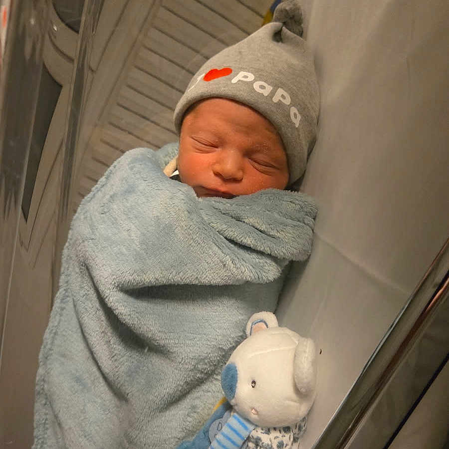 Angelo a rejoint le concours — aidez-le/la à gagner de superbes lots ! baby, bassinet, blanket, child, cozy, cute, hat, hospital, indoors, infant, newborn, peaceful, plush_toy, portrait, resting, sleeping, soft, teddy_bear, wearing, wrapped