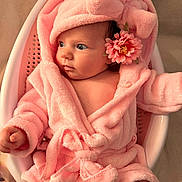 Iris participe au concours pour gagner de l'argent avec cette photo : baby, pink, robe, bow, flower, basket, infant, soft, cute, child, toddler, portrait, indoor, clothing, headwear, face, skin, hand, sitting, looking