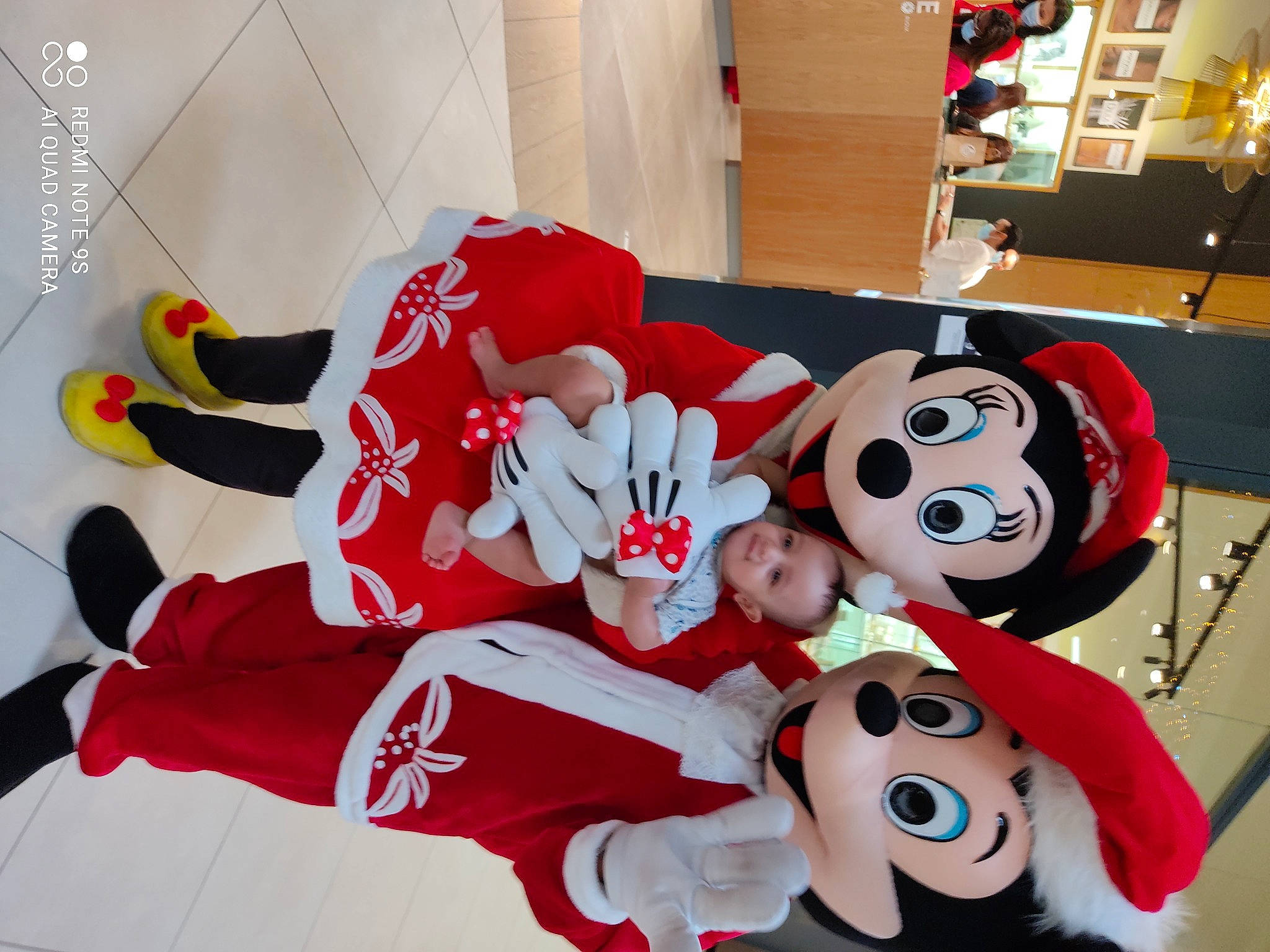 Adem a rejoint le concours — aidez-le/la à gagner de superbes lots ! baby_toys, carmine, christmas, costume, costume_accessory, fictional_character, fur, glove, holiday, mascot, person, plush, sock, stuffed_toy, textile, toy