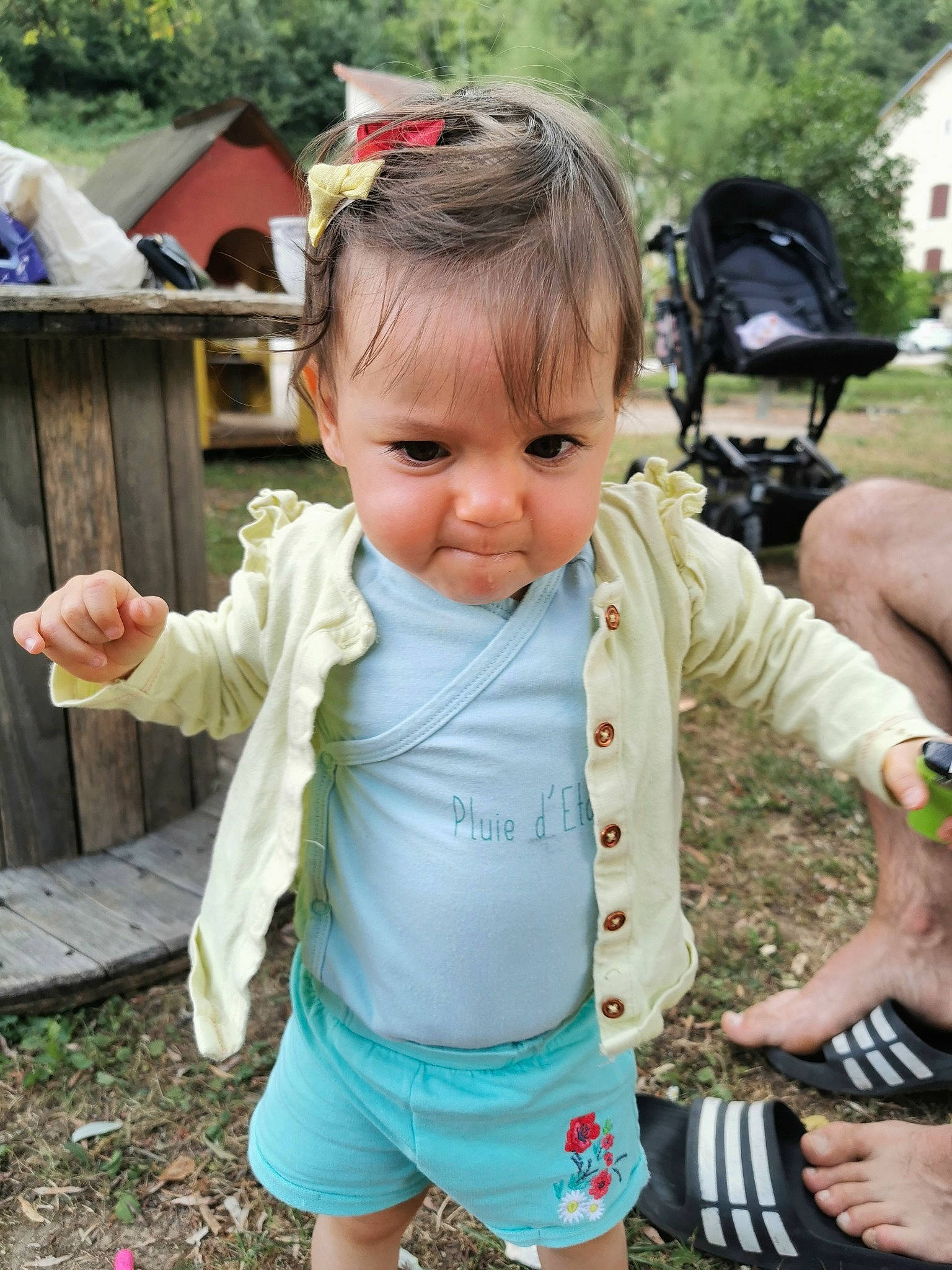 Mado a rejoint le concours — aidez-le/la à gagner de superbes lots ! baby, child, finger, grass, green, hand, leaf, people, person, plant, play, recreation, skin, spring, summer, thumb, toddler, tourism, tree, vacation