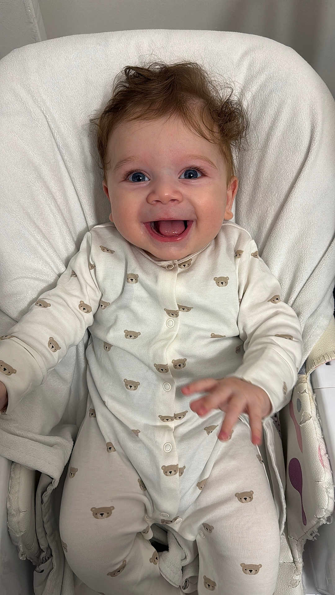 Ayaz participe au concours pour gagner de l'argent avec cette photo : baby, smiling, onesie, teddy_bear_pattern, curly_hair, blue_eyes, infant, sitting, chair, soft_texture, cute, happy, portrait, indoors, child, comfortable, white_background, baby_clothes, closeup, joy