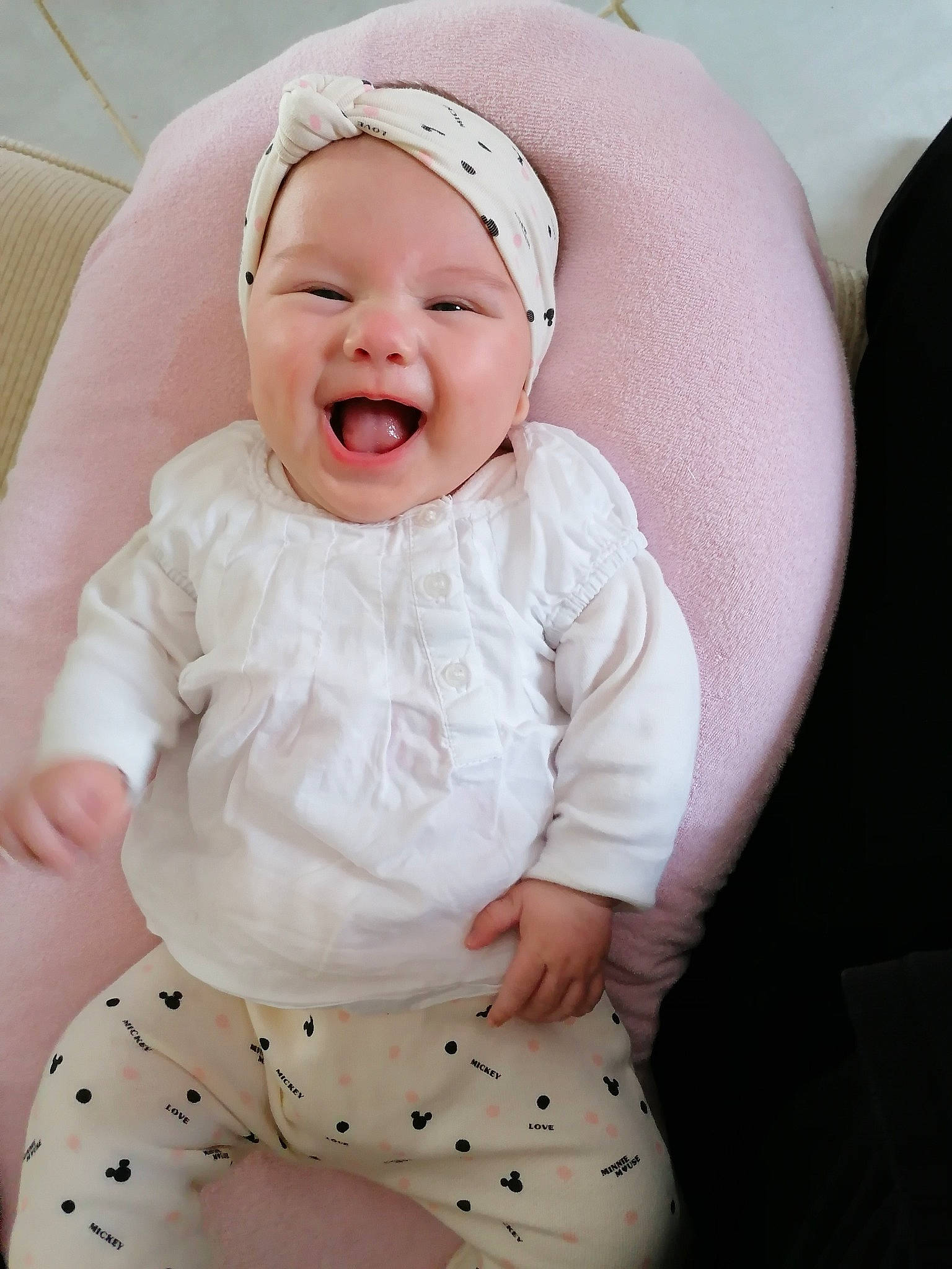 Chloé a rejoint le concours — aidez-le/la à gagner de superbes lots ! baby, baby_laughing, baby_making_funny_faces, baby_sleeping, baby_toddler_clothing, cheek, child, facial_expression, happy, headwear, person, pink, skin, sleeve, smile, toddler