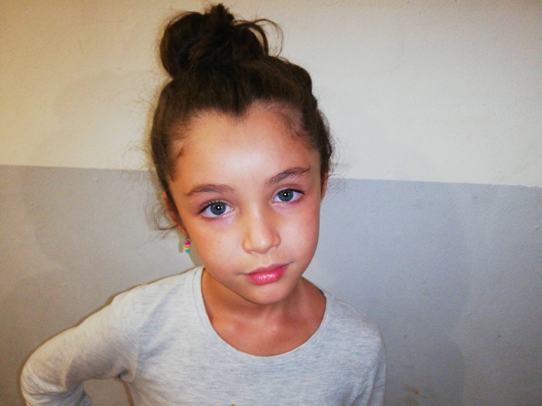 Elina a rejoint le concours — aidez-le/la à gagner de superbes lots ! black_hair, brown_hair, bun, cheek, child, chin, ear, electric_blue, eyelash, fashion_accessory, flash_photography, forehead, gesture, happy, jaw, lip, long_hair, no_expression, nose, person