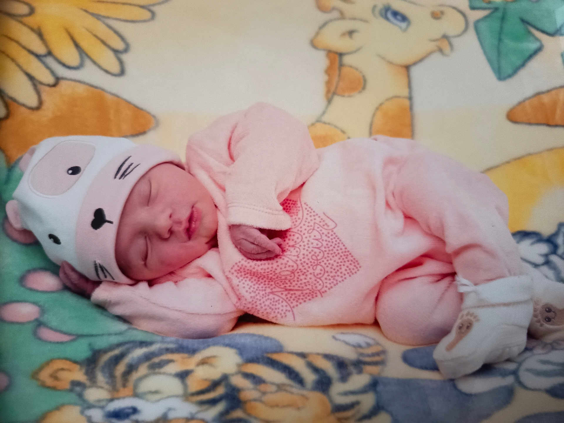 Freÿja a rejoint le concours — aidez-le/la à gagner de superbes lots ! newborn, baby, sleeping, pink_clothing, hat, animal_hat, blanket, cartoon, tiger, giraffe, cute, infant, soft, cozy, lying_down, peaceful, child, small_hands, footwear, indoors