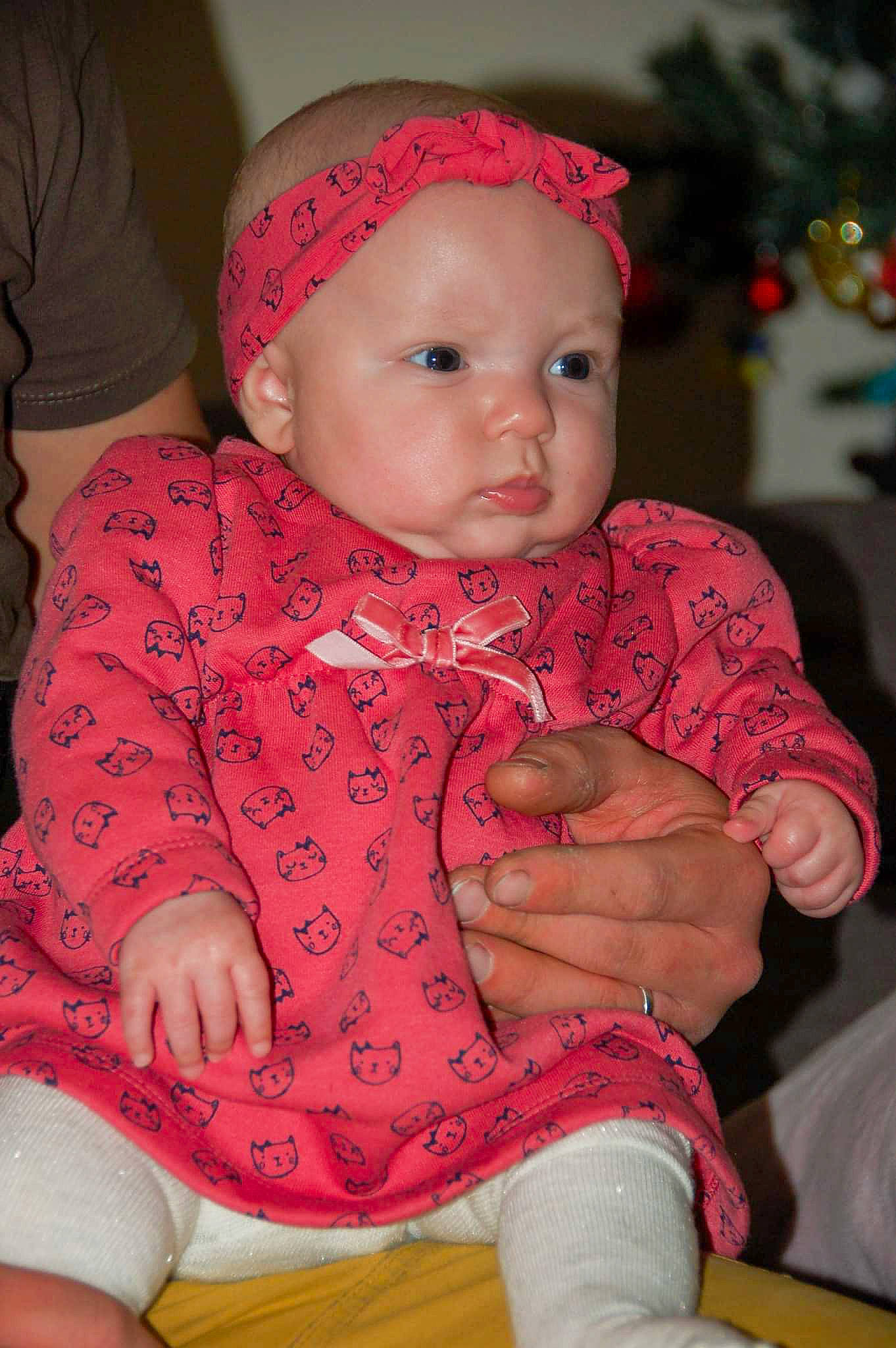 élina a rejoint le concours — aidez-le/la à gagner de superbes lots ! baby, baby_toddler_clothing, cap, cheek, child, dress, event, eye, finger, happy, headwear, human_leg, lap, leg, lip, pattern, person, pink, skin, sleeve