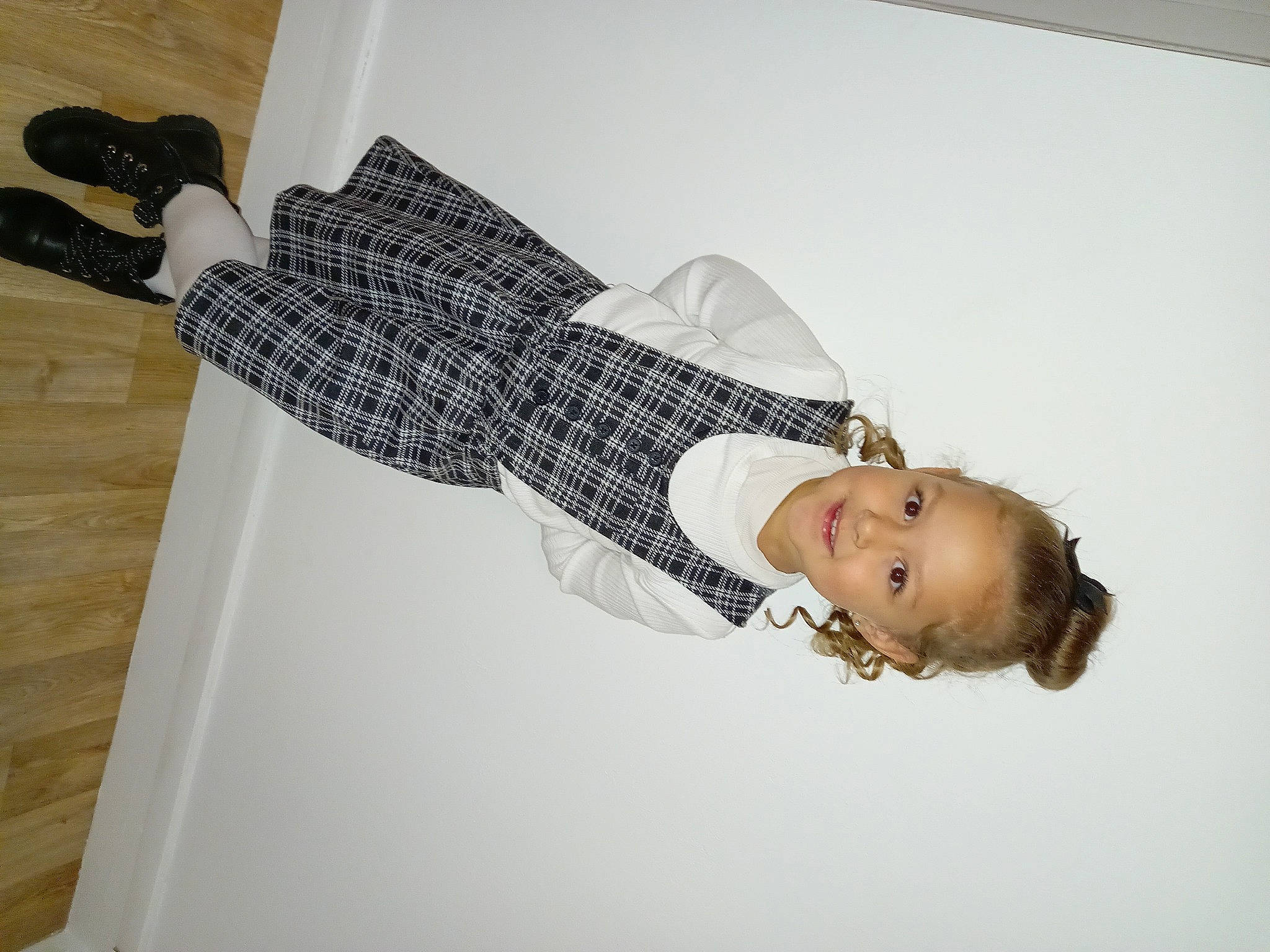 Hélèana participe au concours pour gagner de l'argent avec cette photo : automotive_design, comfort, elbow, eyelash, eyewear, fashion_accessory, fashion_design, flash_photography, flooring, gesture, glove, hardwood, human_leg, joy, knee, person, room, sleeve, thigh, waist