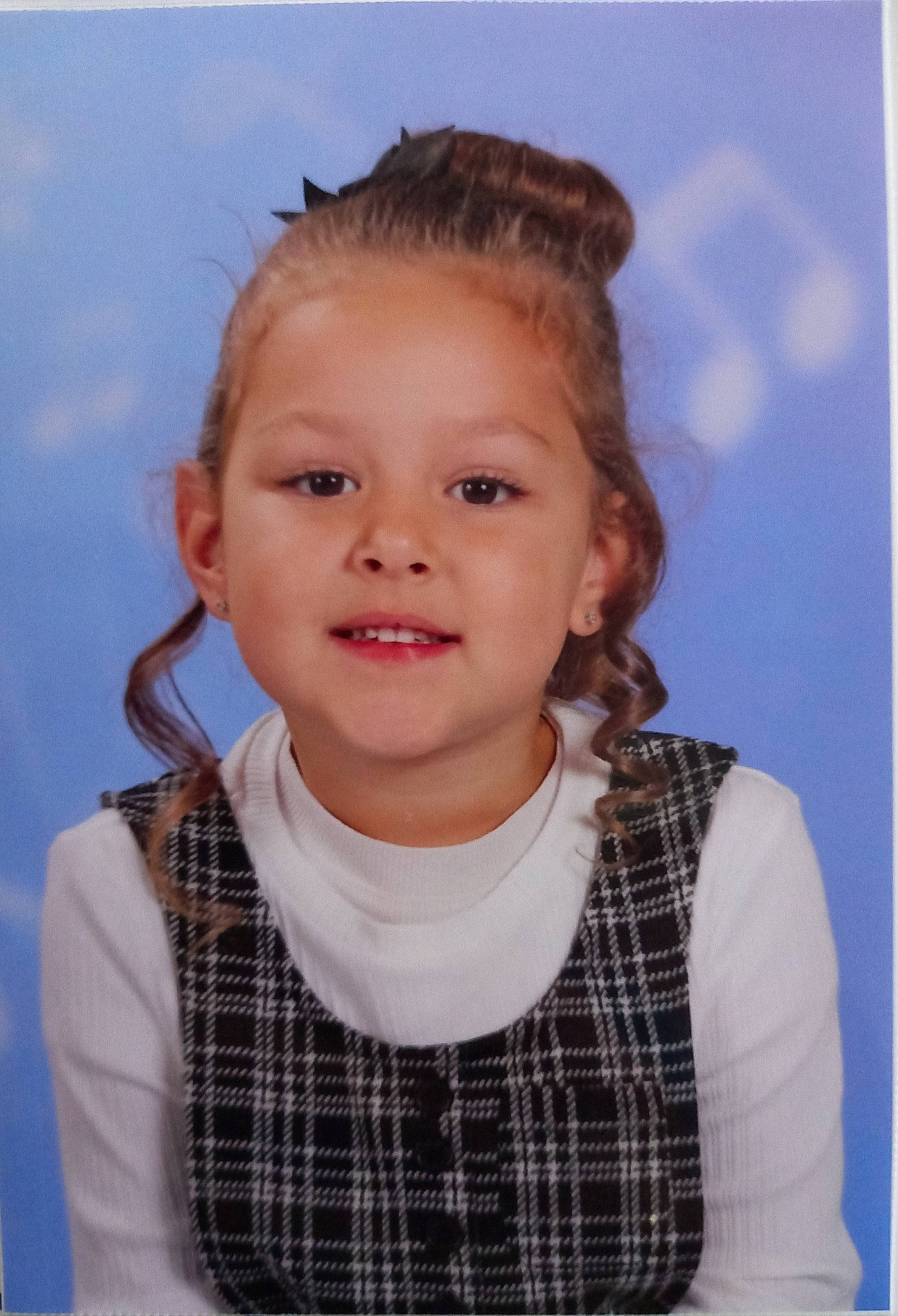 Hélèana participe au concours pour gagner de l'argent avec cette photo : brown_hair, cheek, ear, electric_blue, eyelash, fashion_accessory, flash_photography, fun, happy, headpiece, iris, joy, lip, neck, pattern, person, pigtail, plaid, sleeve, smile