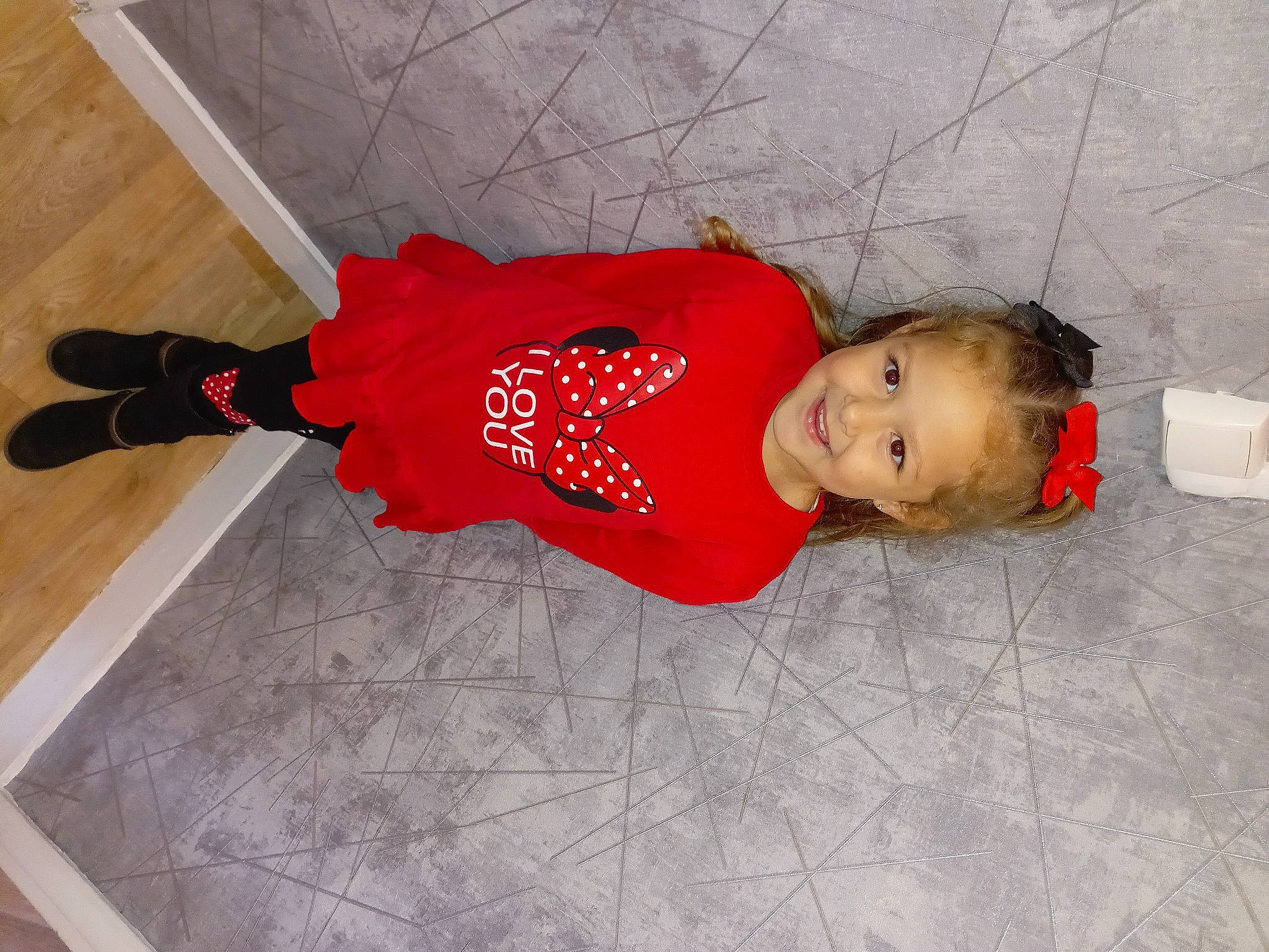 Hélèana participe au concours pour gagner de l'argent avec cette photo : baby, baby_products, baby_toddler_clothing, carmine, child, cleanliness, comfort, costume, flooring, hardwood, hat, joy, pattern, person, sleeve, toddler, wood, wood_flooring