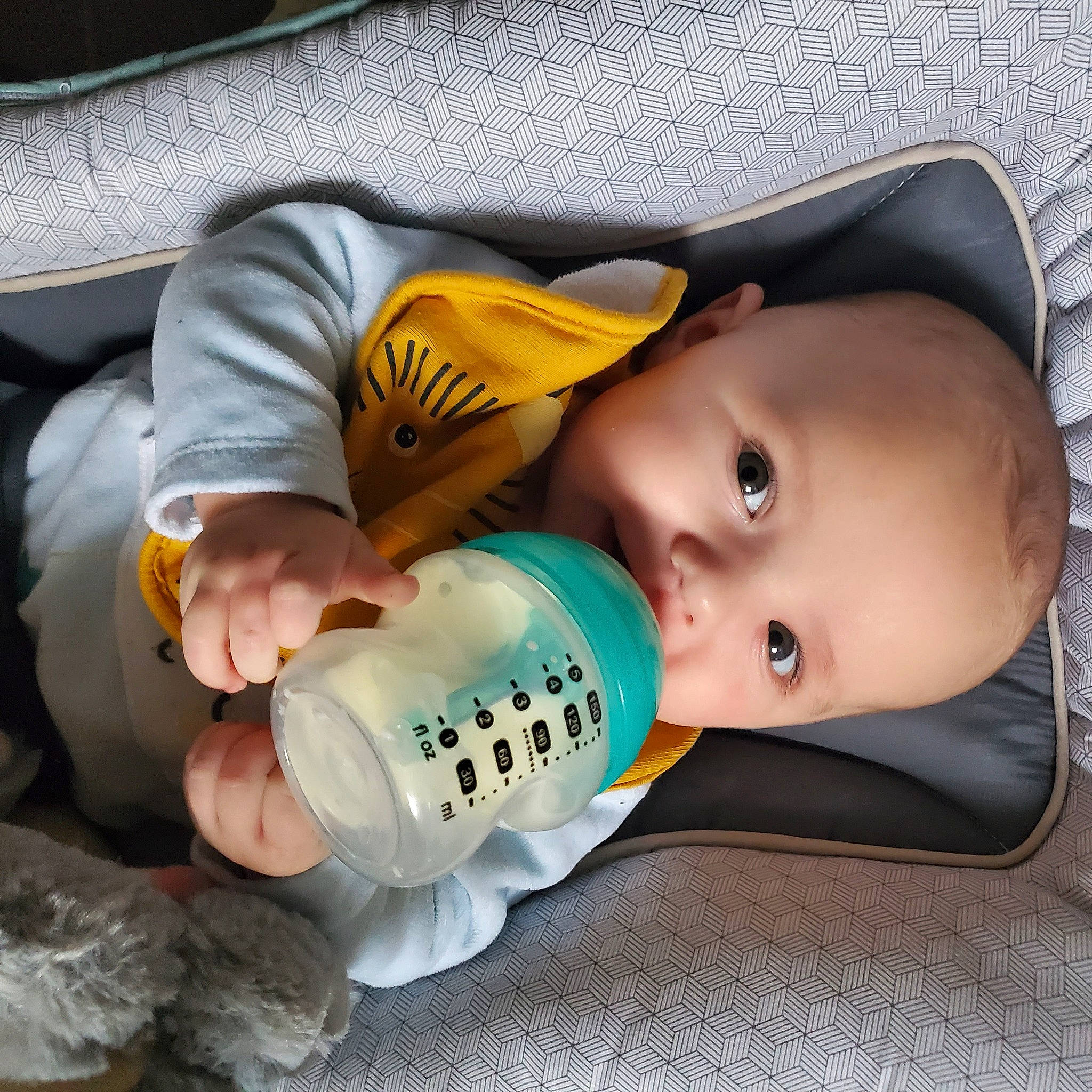 Marcus participe au concours pour gagner de l'argent avec cette photo : baby, baby_bottle, baby_products, baby_toddler_clothing, bottle, cheek, comfort, drink, drinkware, eye, eyelash, face, finger, head, infant_formula, milk, nose, person, plastic_bottle, skin