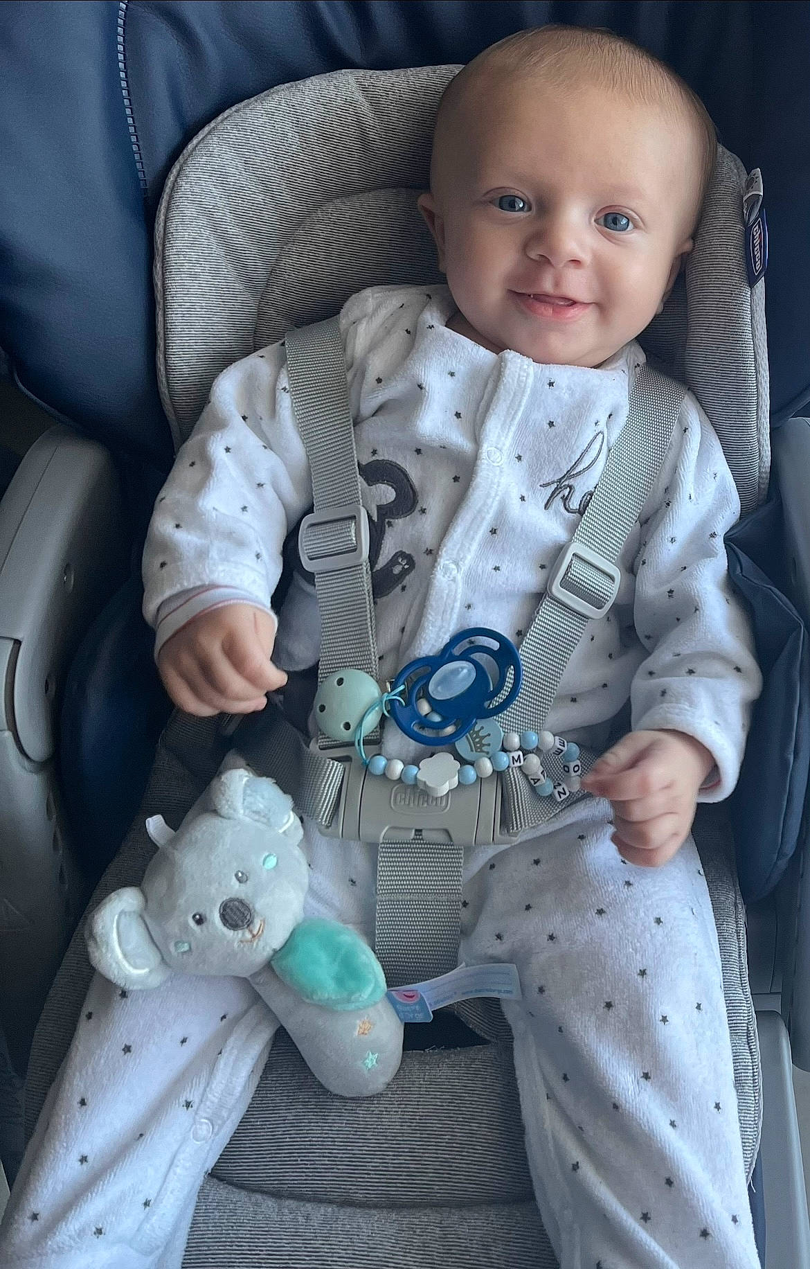 Manoe participe au concours pour gagner de l'argent avec cette photo : arm, baby, baby_carriage, baby_toddler_clothing, blue, cheek, child, collar, comfort, cool, face, hand, joy, person, seat_belt, sitting, skin, sleeve, smile, textile