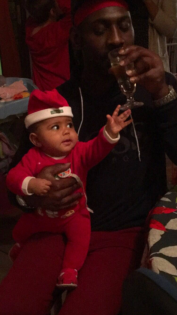 Madysson a rejoint le concours — aidez-le/la à gagner de superbes lots ! alcoholic_beverage, baby, barware, child, drink, drinking, drinkware, event, fun, glass, happy, headwear, holiday, lap, magenta, person, sitting, stemware, tableware, toddler