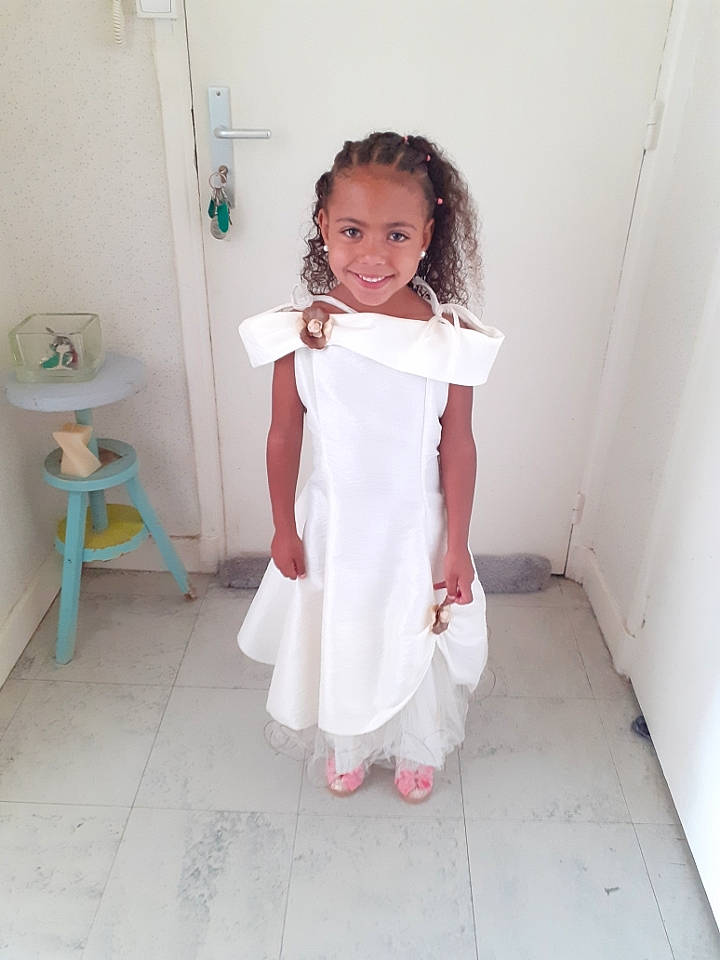 Madysson participe au concours pour gagner de l'argent avec cette photo : arm, bathroom, child, day_dress, fashion_design, flooring, fun, hair, hairstyle, hand, happy, human_body, human_leg, joy, knee, pattern, person, plumbing_fixture, shoulder, sleeve