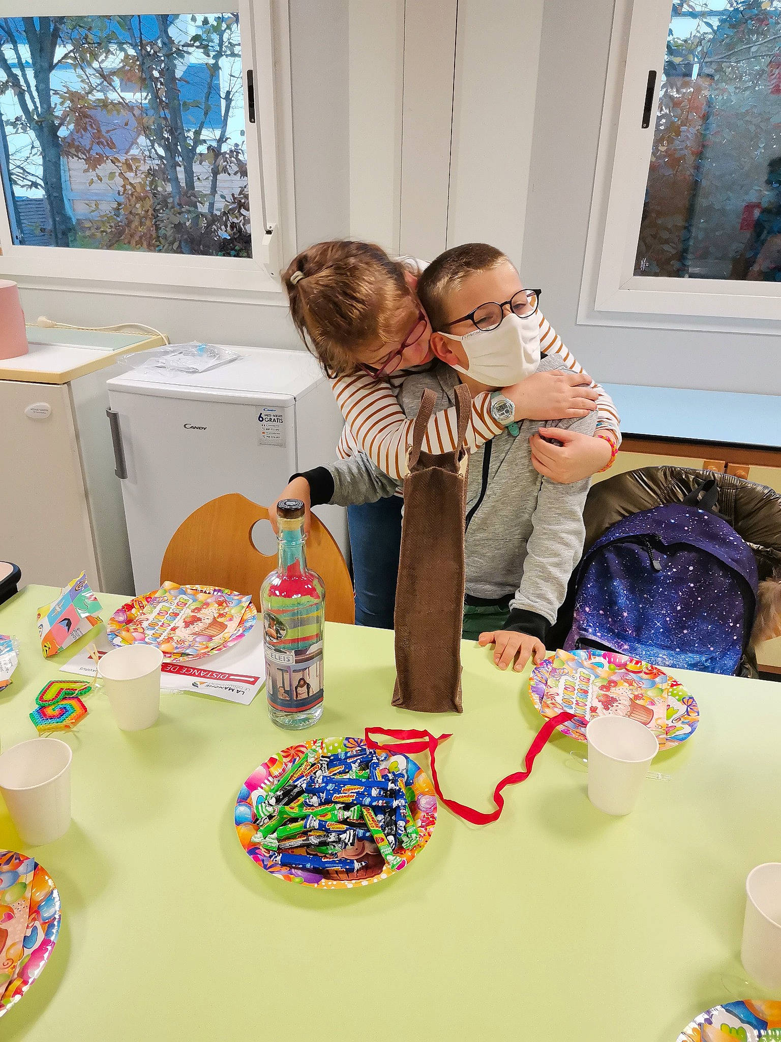 François participe au concours pour gagner de l'argent avec cette photo : birthday, brunch, buttercream, cake, cake_decorating, child, dessert, event, food, icing, party, person, play, room, table, toddler