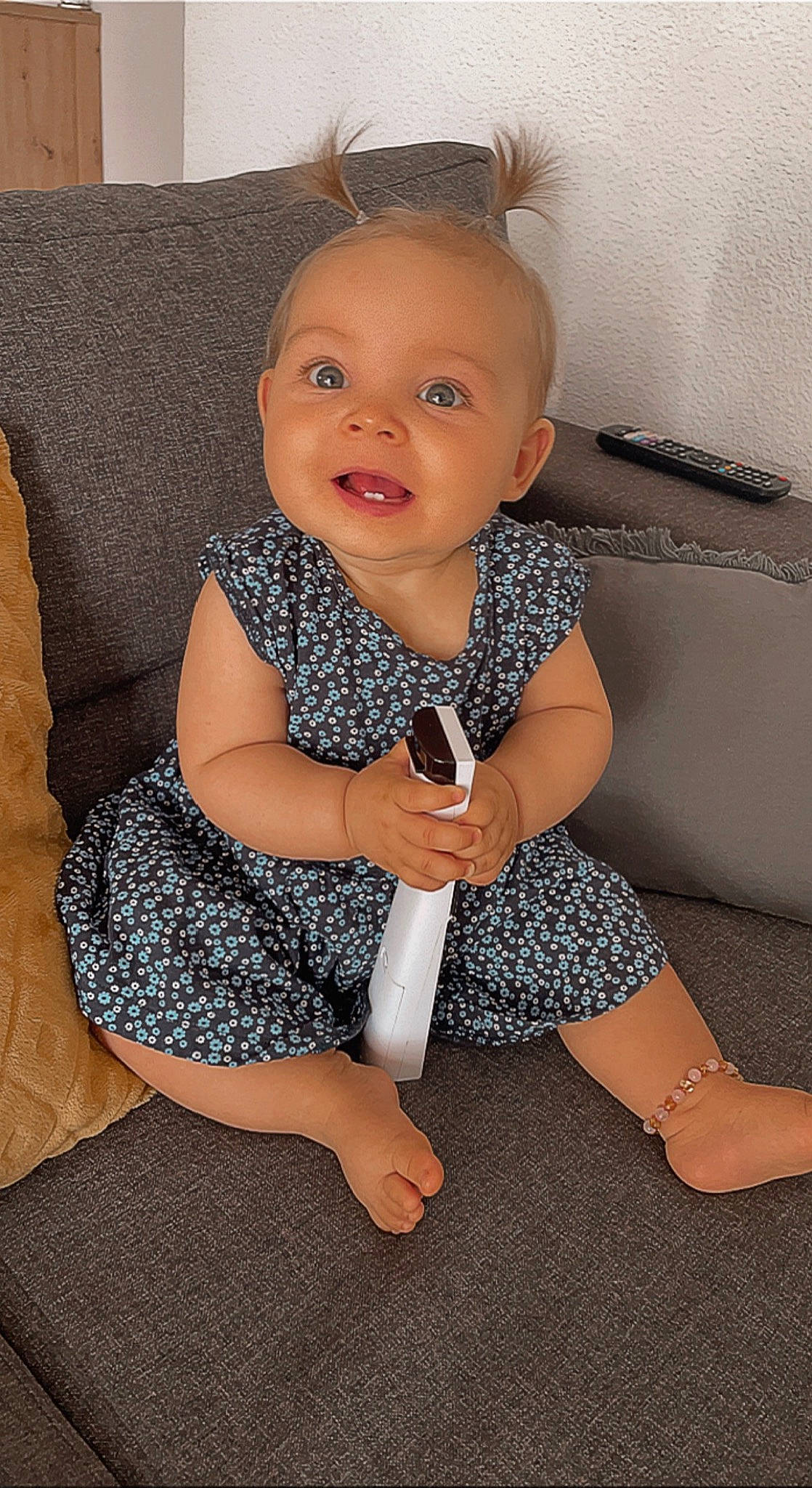 Shanna participe au concours pour gagner de l'argent avec cette photo : baby_toddler_clothing, cheek, chin, comfort, eye, face, finger, floor, flooring, hair, head, iris, joint, leg, neck, person, skin, sleeve, smile, thigh