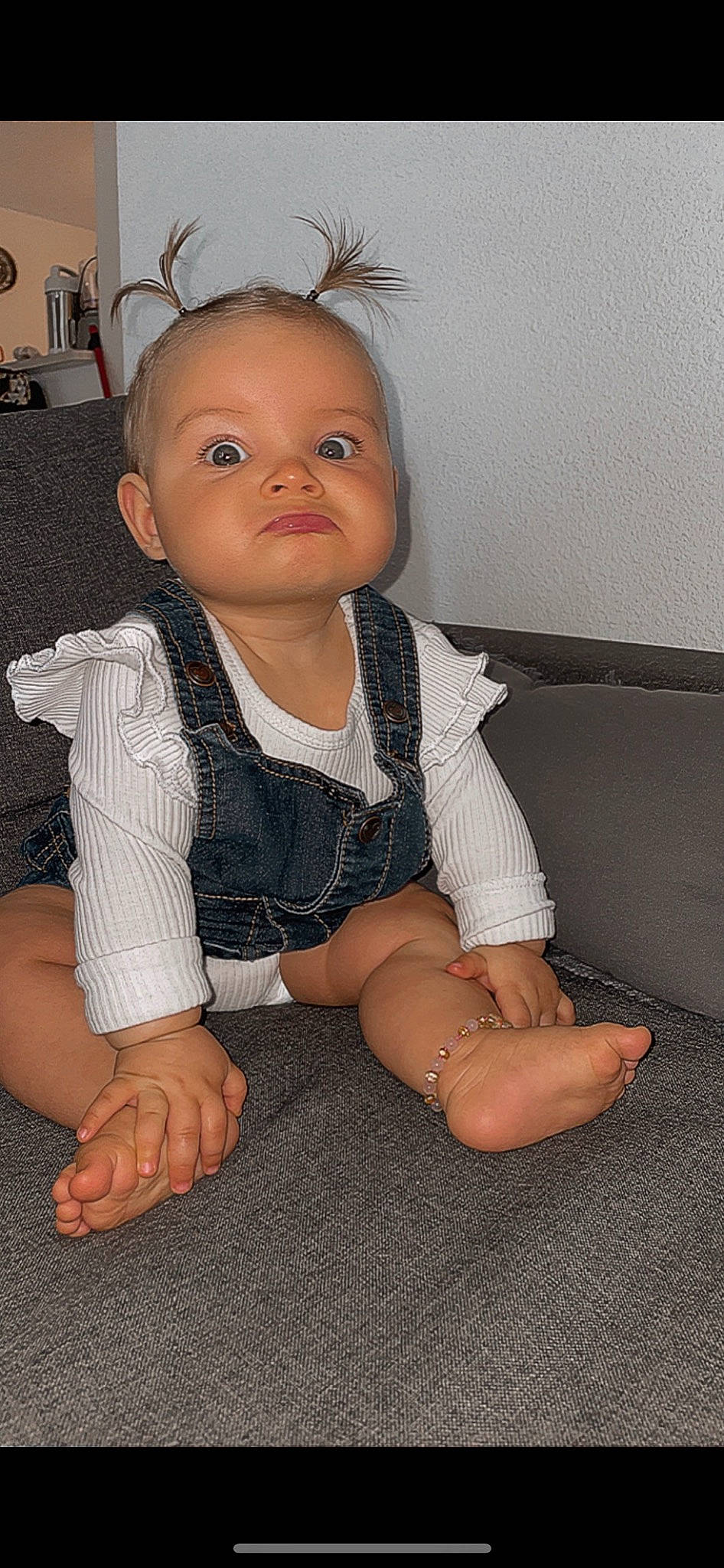 Shanna a rejoint le concours — aidez-le/la à gagner de superbes lots ! arm, baby_toddler_clothing, cheek, chin, comfort, eyebrow, finger, floor, flooring, hairstyle, human_body, iris, joint, leg, mouth, neck, person, shoulder, skin, sleeve