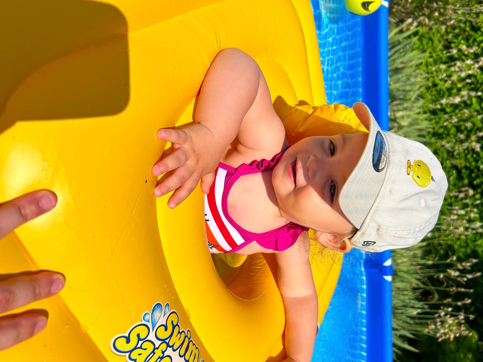 Shanna a rejoint le concours — aidez-le/la à gagner de superbes lots ! animated_cartoon, animation, anime, child, finger, fun, games, graphics, grass, happy, hat, headwear, human_leg, leisure, person, play, recreation, thigh, toy, underpants