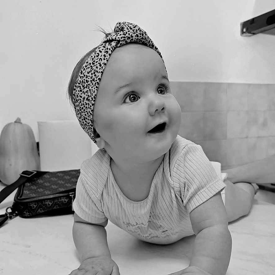 Giulia participe au concours pour gagner de l'argent avec cette photo : baby, black_and_white, child, clothing, crawling, curious, cute, expression, floor, happy, headband, indoor, infant, leopard_print, looking_up, monochrome, person, portrait, smiling, young