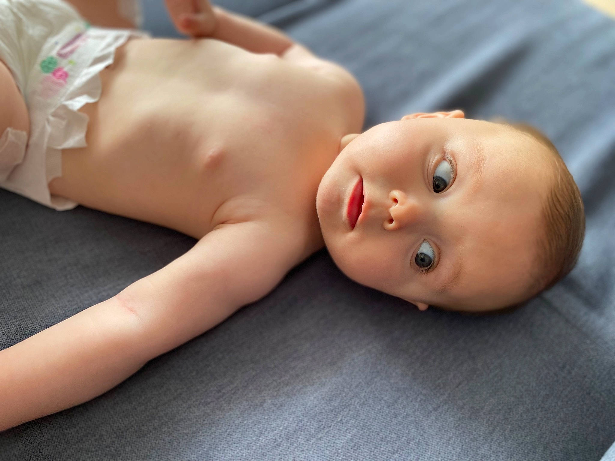 Milo participe au concours pour gagner de l'argent avec cette photo : abdomen, baby, barefoot, cheek, chest, child, comfort, finger, flooring, foot, human_body, human_leg, joint, lip, person, skin, thumb, toddler, toy, trunk